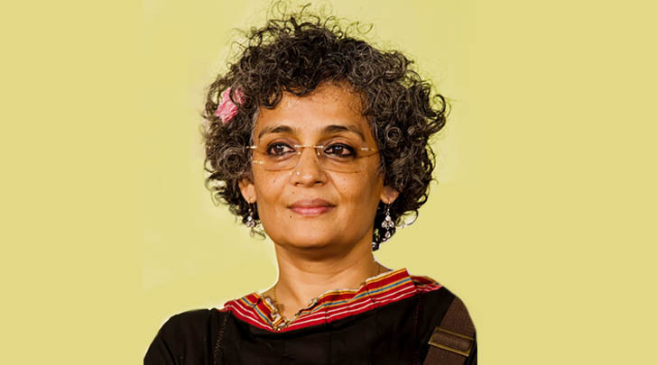 ප්රබන්ධය තමයි මේ ලෝකයේ තියෙන ප්රීතිමත්ම, සුන්දරම, විදග්ධම, සහ පුදුමාකාරම දේ – අරුන්දතී රෝයි අරුන්දතී රෝයි ප්රථම වතාවට තමන්ගෙ මතක සටහන් ඇතුළත් කෘතියක් මේ අවුරුද්දේ සැප්තැම්බර් මාසයේ ප්රකාශයට පත්කරන්න නියමිතයි. ලිවීමේදී වගේම කතා කිරීමේදීත් නිර්භීත සහ මතභේදාත්මක චරිතයක් විදියට ඇය ප්රසිද්ධයි. ඇයගේ පොත් වලටත් වඩා ඇගේ දේශපාලනික ප්රකාශ ජනප්රියයි. ඇය තමන්ගේ ලිවීම ගැන කියපු දේවල් ටිකක් මේ. ප්රබන්ධය තමයි මේ ලෝකයේ තියෙන ප්රීතිමත්ම, සුන්දරම, විදග්ධම, සහ පුදුමාකාරම දේ - අරුන්දතී රෝයි මම කරන්නේ මට ඕන දේ. ලියන්නෙ මට ඕන දේ, වටින නොවටින ලිවීම් කියලා තක්සේරු කරන්නේ නැතිව දිගටම ලියාගෙන යනවා. වාසනාවට මම බැංකුකරුවෙක් හරි, ගණාකාධිකාරිවරයෙක් හරි නෙමෙයි. දැන් දේශපාලන ප්රකාශයක් කරන්න වෙලාව කියලා මට දැනුණම මම ඒක කරනවා. තමන්ගේ ශරීරයේ කොටසකට ලියුමක් ලියනවා වගේ - ඔබට කරන්න බැරි දේවලුත් තියෙනවා. ඔයාගෙ කකුලට හරි කොණ්ඩෙට නැත්නම් හදවතට ලියන්න බැහැ. මිනිස්සු මට කියනවා, ඔහ්, ඔයා ඇත්ත දේවල් ලියන එක හොඳයි, ඒ වගේම ඒක දේශපාලනික දෙයක් වීමත් හොඳයි. මම කියනවා, මගේ තැන ඉඳන් බලන්න, කිසිවක් නොකියා ඉඳිමත් මාර දේශපාලනිකයි. ඔබ දේශපාලනිකව හිතන්න ඕන, එහෙම නැත්නම් ඔබත්, අරයා මෙහෙම කියනවා, මෙයා මෙහෙම කියනවා කියන ජාතියේ මනුස්සයෙක් වෙයි. මගේ දේශපාලනික ක්රියාකාරීත්වයට බුකර් ත්යාගය බොහෝ පැතිවලින් වගකියන්න ඕන. මම මේ සම්මානෙ දින්නම, අලුතෙන් මතුවෙන ඉන්දියාවේ මධ්යම පංතිය අතර සුන්දරිය බවට මම පත්වුණා. ඔවුන්ට කුමාරිකාවක් අවශ්ය වුණා. ඒත් එයාලට ලැබුණෙ වැරදි ගෑනි. ඒ වෙලාවේ මේ ආලෝකය මා තුළ දැල්වෙමින් තිබුණා, මගේ රටේ සිද්ධවෙන දේ ගැන යමක් කියන්නට වේදිකාවක් මට ඇති බව මම දැනගෙන හිටියා. එතන ඉඳලා මම කරපු දේවල්වල තියෙන සිත්ගන්නා කරුණ නම් ලිවීම ආයුධයක්, යම් ආකාරයක උණ්ඩ බවට පත්වීමයි. එක නවකතාවක් ලිව්ව නිසා දිගටම නවකතා ලියන්න ඕන කියලා හිතපු කෙනෙක් නෙමෙයි මම. ලියන්න තවත් නවකතාවක් තියෙනවා කියලා දැනුණම තමයි මම තව නවකතාවක් ලියන්නේ. එක විදියකින් ලිවීම කියන්නේ ඔබේ භාෂාව නිෂ්පාදනය කරන, පුද්ගලාර්ථවාදයේ ඇදහිය නොහැකි ක්රියාවක් වුණත් ඒක තනි පුද්ගල කාර්යයක් ලෙස නොව සමූහයක හදවත විදියට භාවිතා කිරීම පරස්පර විරෝධී දෙයක්. එහෙත් තවමත් එය තනි පුද්ගලවාදී වීම හෝ අභිලාෂකාමී වීමක් නෙමෙයි. මගේ ලිවීම් සෑම ඉන්දියානු භාෂාවකටම පරිවර්තනය කර පත්රිකාවලින්, කුඩා පුද්ගලික වීඩියෝ වලින්, බෙදා හරිනු ලබනවා. ඒවා හැම තැනකම තියෙනවා. ඒ නිසා මධ්යම පන්තියට තමන් මුළු ජාතියම යැයි සිතීම සුන්දර විනෝදාංශයක්. කෙනෙක් ජීවත්වන සමාජය සහ ඒ සමාජයේ වැදගත් ප්රශ්න ගැන ලියන ලේඛකයෙක් වීම හොඳ දෙයක්. එයා ලේඛකයෙක් නොවෙන්නේ කොහොමද, ඒක හැමදාම පැවතුණේ ඒ විදියට. බොහොම මෑත කාලෙදි තමයි ලේඛකයො මාකට් එකේ විකුණන සෙල්ලම්බඩු වගේ පොත් ලියන තත්වෙට පහත වැටුණෙ. ඉන්දියාවෙදි, ඔබ මොන භාෂාවෙන් ලියුවත්, උත්ප්රාසය තේරුම් නොගැනීම සහ පොතම තේරුම් නොගැනීමේ සම්භාවිතාවක් තියෙනවා. ලේඛකයෙක් විදියට මේක හරිම භයානකයි. (මේක නම් ලංකාවෙත් එහෙමමයි අරුන්දතී) මම ලියන දේ වෙනුවෙන් මම පෙනී ඉන්නවා. ඒ වගේම මම ඒක අනුගමනය කරනවා.