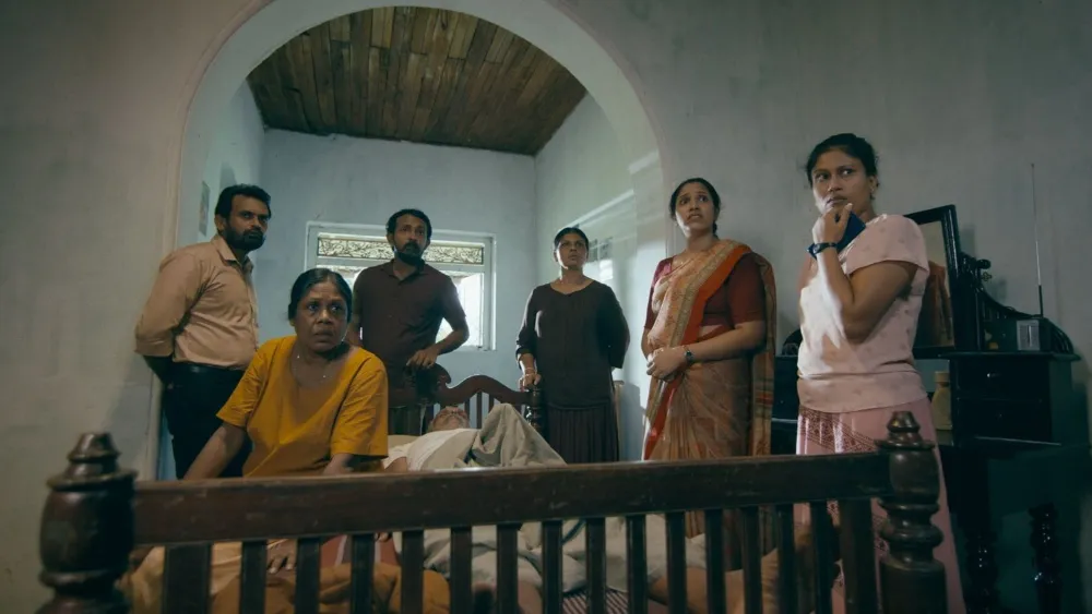 නෙළුම් කුළුණ ලඟදීම…