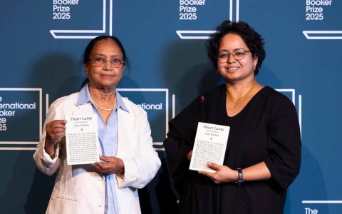 කන්නඩ කතුවරිය බානු මුශ්තාක් විසින් රචිත "හර්ට් ලැම්ප්" (Heart Lamp) නම් කෙටිකථා සංග්රහය 2025 ජාත්යන්තර බුකර් ත්යාගය දිනා ගැනීමත් සමඟ ලෝක සාහිත්ය ක්ෂේත්රයේ සුවිශේෂ ඉතිහාසයක් ගත වී ඇත. දීපා භස්ති විසින් ඉංග්රීසියට පරිවර්තනය කරන ලද මෙම කෘතිය ජාත්යන්තර බුකර් ත්යාගය දිනාගත් පළමු කන්නඩ භාෂා කෘතිය සහ පළමු කෙටිකථා සංග්රහය යන සුවිශේෂත්වය ලබා ගනී. එමෙන්ම දීපා භස්ති ජාත්යන්තර බුකර් ත්යාගය දිනාගත් පළමු ඉන්දියානු පරිවර්තකවරිය ලෙස ද ඉතිහාසගත වේ. දකුණු ඉන්දියාවේ පීතෘමූලික සමාජ තුළ ජීවත්වන කාන්තාවන්ගේ ජීවිත පිළිබඳ ගැඹුරු විමර්ශනයක් ලෙස "හර්ට් ලැම්ප්" රචනා කර ඇත. මෙම කෙටිකථා සංග්රහයේ ප්රධාන තේමා වන්නේ කුලවාදය, ස්ත්රී පුරුෂ භේදය, ආගම සහ බලය යන සංකල්ප මගින් නිර්මාණය වන සමාජ ව්යුහයන් තුළ කාන්තාවන්ට මුහුණ දීමට සිදුවන අභියෝගයන්ය. කතුවරිය බානු මුශ්තාක්ගේ සූක්ෂ්ම හා බලගතු ගද්ය ශෛලිය හරහා දකුණු ඉන්දියාවේ ගම්බද සමාජයේ මනුෂ්ය අත්දැකීම්වල සංකීර්ණතාවයන් ජීවන්ත ලෙස නිරූපණය වී ඇත. සාම්ප්රදායික විශ්වාසයන්, ජාති විභේදන් සහ ස්ත්රී පුරුෂ සමාජ භූමිකාවන් අතර ගැටුම්කාරී සම්බන්ධතාවයන් මෙම කථාවල ප්රධාන අන්තර්ගතය වේ. පරිවර්තකවරිය දීපා භස්තිගේ දක්ෂ කර්මාන්තයේ ප්රතිඵලයක් ලෙස කන්නඩ භාෂාවේ සංස්කෘතික සහ භාෂික සූක්ෂ්මතාවයන් ඉංග්රීසි අනුවාදයේ ද සාර්ථක ලෙස ආරක්ෂා වී ඇත. මෙය ඉන්දියානු ප්රාදේශීය සාහිත්යයේ ගුණාත්මකභාවය ලෝක වේදිකාවට ගෙන ඒමේ වැදගත්කම අවධාරණය කරයි. £50,000 ක් වන ත්යාග මුදල කතුවරිය සහ පරිවර්තකවරිය අතර සමානව බෙදී ගනු ලැබේ. මෙම සම්මානය හුදු ආර්ථික ප්රතිලාභයක් පමණක් නොව, දකුණු ආසියානු සාහිත්යයේ ගුණාත්මක මට්ටම ජාත්යන්තර වශයෙන් පිළිගැනීමේ සුවිශේෂ අවස්ථාවකි. බානු මුශ්තාක්ගේ ජයග්රහණය කන්නඩ සාහිත්යයේ පමණක් නොව සමස්ත ඉන්දියානු සාහිත්යයේ නව පරිච්ෙඡදයක් සනිටුහන් කරයි. ප්රාදේශීය භාෂාවන්හි ගුණාත්මක සාහිත්ය කෘති ජාත්යන්තර වේදිකාවන්හි සාර්ථක අනුවාදයන් හරහා ලබන පිළිගැනීම සාහිත්ය සම්ප්රදායේ බහුජාතිකත්වය සහ සමාජ විවේචනාත්මක වටිනාකම් අවධාරණය කරයි.