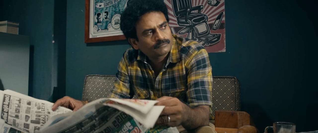 'වාලම්පුරි' නමින් ලාංකේය සිනමා ඉතිහාසය තුළ චිත්රපටයක් නිර්මාණය වන, මෙි දෙවැනි අවස්ථාව වේ. මීට පෙර 'වාලම්පුරි' නමින් 1981 දී මාර්තු 14 වැනිදා තවත් චිත්රපටයක් මෙරට තිරගත වී ඇත. ඒ වාලම්පුරි චිත්රපටය පිළිබඳ ලංකාවෙි ප්රේක්ෂකාගාරයේ බහුතරය දෙනා නොදනී. එය අධ්යක්ෂණය කර ඇත්තේ ප්රවීණ ටෙලිනාට්ය අධ්යක්ෂවරයකු වන බර්ම්න් ලයිලි ප්රනාන්දු විසිනි. එහි ප්රධාන චරිතය රඟපෑවේ විජය කුමාරතුංග විසිනි. එහි කතා පුවත වූයේ කෝවිලකින් සොරා ගත් වාලම්පුරියක් සහ වාලම්පුරිවලට දැඩිව ආශා ඇති හීං බණ්ඩා නම් තරුණයකු වාලම්පුරි සොයා දිය යට කිමිදෙන වික්රමාන්විත කතා පුවතකි. කෙසේ නමුත් 1981 දී නිර්මාණය වූ වාලම්පුරි චිත්රපටය පිළිබඳ කතාව පසුවට තබා ලක්මාල් ධර්මරත්න අධ්යක්ෂණය කළ 'වාලම්පුරි හෙවත් හීන හතහමාරක්' කතා කළ යුතුම ය. වාලම්පුරි සිඩිනිලාගේ කතාවයි. හුදෙක්ම වාලම්පුරියක් ගැන නොවෙි. නූගත්කමේත් දිළිඳුබවේත් සමාජ අසාධාරණයේ ප්රවාහයට හසු වූ සිඩිනිලාගේ කතාවයි. සිනමාපටයේ දෘශ්යමානය ඉක්මවන යටි අරුත් මඟින් ප්රකාශ වන්නේ තියුණු සමාජ දේශපාලිනික - ආර්ථික ප්රපංචයකි. කැකැරෙන සමාජ විරෝධයකි. සිනමාකරුවාගේ දේශපාලනික-සාමාජීය දෘෂ්ටිවාදය චිත්රපටය තුළ දැක්වෙන කතාවේ සියුම්ව ගෙනහැර දක්වති. වාලම්පුරි චිත්රපටයේ කතාව කෙසේවෙතත් එහි නළු නිළි කැලගේ රංගනය සහ දෙබස් පෞද්ගලිකයම වඩාත් සිත්ගත් කාරණා දෙකකි. මෙි දිනවල තිරගත වන නෙළුමි කුලුණ චිත්රපටයේ ද මෙම ලක්ෂණය දුටිමි. කුඹියෝ වැනි ගුණාත්මකවූත් නිෂ්පාදන වටිනාකමක් සහිත ටෙලිනාට්යයක් නිර්මාණය කළ ලක්මාල් ධර්මරත්න සිනමාකරුවකු ලෙස ලාංකේය සිනමාවට ප්රවිෂ්ඨ වීම අතිශය සතුටුදායක දෙයකි. ලක්මාල් ලියු තිර පිටපත තුළ අලංකාරයක් ඇත. සීගිරිය වැනි ඓතිහාසික භුමියක ජීවත්වන තුන්වේල සරිකරගන්නට වෙර දරන ජහුටා නාට්ය කණ්ඩායමකගේ ජීවිත අනපේක්ෂිත ලෙස උඩුයටිකුරු වන කතා පුවත නම් ක්ලැසික් ය. චමත්කාරජනක කතාවකි. කුඹියෝ තුළ දුටු ලක්මාල්ගේ කැරළිකාරී ස්වරූපය වාලම්පුරි තුළ ද දක්නට ලැබෙි. නිදර්ශනයක් ලෙස චිත්රපටය ආරම්භවන දේශපාලනික ඇමතුම් සමිබන්ධ සමෝධානිත (montage) රූප පෙළ ලක්මාල් ධර්මරත්න නමි සිනමාකරුගේ ලාංකේය කුණු දේශපාලනය පිළිබඳ ඇති දැඩි විරෝධය පිළිබිඹු කරන්නකි. සිනමාකරුගේ අරමුණ වනුයේ අවසන් තීරණාත්මක ගැටුම දක්වා ප්රේක්ෂකයා රඳවා තබා ගැනීම මෙන්ම ඔවුන්ට ලාංකේය දේශපාලනික-සාමාජීය සංස්ථාව පිළිබඳ යමක් සිතන්නට ඉඩ ලබා දීමයි. මුළු චිත්රපටය පුරා වඩාත් අවධානය නතු කරගන්නා චරිතය වන 'සිඩිනි' නමි චරිතය සඳහා පණ පොවන ප්රියන්ත සිරිකුමාරගේ රංගනය විසින් චිත්රපටයට ලබා දෙන වටිනාකම ඉතා ඉහළය. ප්රියන්ත ප්රකට කරන ප්රතිභාව අගය කළ යුතුම එකකි. අශාන් ඩයස්, සරත් කොතලාවල, තුමිඳු දොඩන්තැන්න, වසන්ත මොරගොඩ, දිල්හානි ඒකනායක, අංජන ප්රේමරත්න, උදයන්ති කුලතුංග, කින්ග් රත්නමි, නිරෝෂන් විජේසිංහ, දර්ශන් ධර්මරාජ් වැනි මෙරට සිනමාවේ අත්දැකීම් බහුල නලු නිළියන් පිරිස මඟින් අපුරු රංග වින්යාසයන් පෙළක් එක දිගට දැකබලා ගන්නට ලැබෙනවා. විශ්වවිද්යාලයේ අධ්යාපනය ලබන තරුණ හාමුදුරුනමකගේ චරිතය නිරූපණය කරන සේවියර් කණිෂ්කගේ රංගනය තරමක් කෘත්රීම වෙි. වාලම්පුරි චිත්රපටයේ කතා තේමාව සාමාන්ය වූ එකකි. එය අපිට එදිනෙදා ජීවිතයේ නිතර දෙවෙිලේ පුවත්පත්වලින්, ටෙලිවිෂන්වලින් හමුවන තේමාවකි. එම කතා තේමාව යළිත් සිනමාවට ප්රබන්ධයක් ලෙස ගෙන ඒම කෙතරම් දුරට ප්රේක්ෂකයාට නවමුබවක් ඇති කරනවාද? යන්න ඉතාමත් පරෙස්සමෙන් යුතුව කල්පනා කළ යුතුය. සිනමාපටයේ කැමරාකරණය සහ සංස්කරණය යන ප්රධාන අංශ දෙක විසින් ගොඩ නඟන කතාවෙි රිද්මයානුකූලබව වැදගත් ය. කලා අධ්යක්ෂණය විසින් කතාවට ලැබිය යුතු අවකාශය මැනවින් ඉටු කර දී තිබෙි. ච්න්තක ජයගොඩිගේ පසුබිමි සංගීතය චරිත හා සිදුවීමිවල පසුබිම තීව්ර කරන්නකි. චිත්රපටයේ සිනාමාත්මකබව ඉහළ නංවන කැමරාකරණය සිදු කර ඇති කාලිංග දේශප්රියගේ මනරම් රූප නිමැවුම කදිමයි. රූප ජේදනය කිරීමට වඩා කතාවෙි මුල, මැද, අග කුතුහලය රැකෙන පරිදි ආඛ්යානය ගොඩනැඟීමත් එය කුතුහලය දනවන අයුරින් ප්රේක්ෂකයා චිත්රපටයේ අතරංම කරවීමේ කාර්යය තුළ දී එය මැනවින් ඉටු කිරීමට සංස්කරණය සමත්ව තිබෙි. සිනමාපටය ජයගන්නේ එතැනදිය. පැය දෙකයි විනාඩි තිහක දිගු ධාවන කාලයකින් සමන්විත වුව ද ප්රේක්ෂකයා චිත්රපටයේ අවසාන විනාඩිය තෙක් රඳවා ගැනීමට ලක්මාල් ධර්මරත්නගේ තිර පිටපත සහ නළු නිළියන් තේරීමත්, මෙහෙයවීමත් ඔහු චිත්රපටය වෙනුවෙන් දක්වා ඇති අවංකභාවයත් අගය කළ යුතු ය. වාලම්පුරි ප්රේක්ෂකයා වෙත ගෙන එන්නේ හරවත් සමාජ ප්රකාශනයකි. 'වාලම්පුරි හෙවත් හීන හතහමාරක්' යනු විශිෂ්ට ගණයේ චිත්රපටයක් නොවෙි. ලංකාවේ නුතන ප්රේක්ෂකාගාරය සිනමාත්මකව සහ දෘෂ්ටිවාදාත්මකව කුල්මත් කළ හැකි සමාජ දේශපාලනික පඨිතයක් ලෙස Thriller - Black - Comedy - Drama ශානරයේ හොඳ චිත්රපටයකි.
