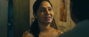 'වාලම්පුරි' නමින් ලාංකේය සිනමා ඉතිහාසය තුළ චිත්‍රපටයක් නිර්මාණය වන, මෙි දෙවැනි අවස්ථාව වේ. මීට පෙර 'වාලම්පුරි' නමින් 1981 දී මාර්තු 14 වැනිදා තවත් චිත්‍රපටයක් මෙරට තිරගත වී ඇත. ඒ වාලම්පුරි චිත්‍රපටය පිළිබඳ ලංකාවෙි ප්‍රේක්ෂකාගාරයේ බහුතරය දෙනා නොදනී. එය අධ්‍යක්ෂණය කර ඇත්තේ ප්‍රවීණ ටෙලිනාට්‍ය අධ්‍යක්ෂවරයකු වන බර්ම්න් ලයිලි ප්‍රනාන්දු විසිනි. එහි ප්‍රධාන චරිතය රඟපෑවේ විජය කුමාරතුංග විසිනි. එහි කතා පුවත වූයේ කෝවිලකින් සොරා ගත් වාලම්පුරියක් සහ වාලම්පුරිවලට දැඩිව ආශා ඇති හීං බණ්ඩා නම් තරුණයකු වාලම්පුරි සොයා දිය යට කිමිදෙන වික්‍රමාන්විත කතා පුවතකි. කෙසේ නමුත් 1981 දී නිර්මාණය වූ වාලම්පුරි චිත්‍රපටය පිළිබඳ කතාව පසුවට තබා ලක්මාල් ධර්මරත්න අධ්‍යක්ෂණය කළ 'වාලම්පුරි හෙවත් හීන හතහමාරක්' කතා කළ යුතුම ය. වාලම්පුරි සිඩිනිලාගේ කතාවයි. හුදෙක්ම වාලම්පුරියක් ගැන නොවෙි. නූගත්කමේත් දිළිඳුබවේත් සමාජ අසාධාරණයේ ප්‍රවාහයට හසු වූ සිඩිනිලාගේ කතාවයි. සිනමාපටයේ දෘශ්‍යමානය ඉක්මවන යටි අරුත් මඟින් ප්‍රකාශ වන්නේ තියුණු සමාජ දේශපාලිනික - ආර්ථික ප්‍රපංචයකි. කැකැරෙන සමාජ විරෝධයකි. සිනමාකරුවාගේ දේශපාලනික-සාමාජීය දෘෂ්ටිවාදය චිත්‍රපටය තුළ දැක්වෙන කතාවේ සියුම්ව ගෙනහැර දක්වති. වාලම්පුරි චිත්‍රපටයේ කතාව කෙසේවෙතත් එහි නළු නිළි කැලගේ රංගනය සහ⁣ දෙබස් පෞද්ගලිකයම වඩාත් සිත්ගත් කාරණා දෙකකි. මෙි දිනවල තිරගත වන නෙළුමි කුලුණ චිත්‍රපටයේ ද මෙම ලක්ෂණය දුටිමි. කුඹියෝ වැනි ගුණාත්මකවූත් නිෂ්පාදන වටිනාකමක් සහිත ටෙලිනාට්‍යයක් නිර්මාණය කළ ලක්මාල් ධර්මරත්න සිනමාකරුවකු ලෙස ලාංකේය සිනමාවට ප්‍රවිෂ්ඨ වීම අතිශය සතුටුදායක දෙයකි. ලක්මාල් ලියු තිර පිටපත තුළ අලංකාරයක් ඇත. සීගිරිය වැනි ඓතිහාසික භුමියක ජීවත්වන තුන්වේල සරිකරගන්නට වෙර දරන ජහුටා නාට්‍ය කණ්ඩායමකගේ ජීවිත අනපේක්ෂිත ලෙස උඩුයටිකුරු වන කතා පුවත නම් ක්ලැසික් ය. චමත්කාරජනක කතාවකි. කුඹියෝ තුළ දුටු ලක්මාල්ගේ කැරළිකාරී ස්වරූපය වාලම්පුරි තුළ ද දක්නට ලැබෙි. නිදර්ශනයක් ලෙස චිත්‍රපටය ආරම්භවන දේශපාලනික ඇමතුම් සමිබන්ධ සමෝධානිත (montage) රූප පෙළ ලක්මාල් ධර්මරත්න නමි සිනමාකරුගේ ලාංකේය කුණු දේශපාලනය පිළිබඳ ඇති දැඩි විරෝධය පිළිබිඹු කරන්නකි. සිනමාකරුගේ අරමුණ වනුයේ අවසන් තීරණාත්මක ගැටුම දක්වා ප්‍රේක්ෂකයා රඳවා තබා ගැනීම මෙන්ම ඔවුන්ට ලාංකේය දේශපාලනික-සාමාජීය සංස්ථාව පිළිබඳ යමක් සිතන්නට ඉඩ ලබා දීමයි. මුළු චිත්‍රපටය පුරා වඩාත් අවධානය නතු කරගන්නා චරිතය වන 'සිඩිනි' නමි චරිතය සඳහා පණ පොවන ප්‍රියන්ත සිරිකුමාරගේ රංගනය විසින් චිත්‍රපටයට ලබා දෙන වටිනාකම ඉතා ඉහළය. ප්‍රියන්ත ප්‍රකට කරන ප්‍රතිභාව අගය කළ යුතුම එකකි. අශාන් ඩයස්, සරත් කොතලාවල, තුමිඳු දොඩන්තැන්න, වසන්ත මොරගොඩ, දිල්හානි ඒකනායක, අංජන ප්‍රේමරත්න, උදයන්ති කුලතුංග, කින්ග් රත්නමි, නිරෝෂන් විජේසිංහ, දර්ශන් ධර්මරාජ් වැනි මෙරට සිනමාවේ අත්දැකීම් බහුල නලු නිළියන් පිරිස මඟින් අපුරු රංග වින්‍යාසයන් පෙළක් එක දිගට දැකබලා ගන්නට ලැබෙනවා. විශ්වවිද්‍යාලයේ අධ්‍යාපනය ලබන තරුණ හාමුදුරුනමකගේ චරිතය නිරූපණය කරන සේවියර් කණිෂ්කගේ රංගනය තරමක් කෘත්‍රීම වෙි. වාලම්පුරි චිත්‍රපටයේ කතා තේමාව සාමාන්‍ය වූ එකකි. එය අපිට එදිනෙදා ජීවිතයේ නිතර දෙවෙිලේ පුවත්පත්වලින්, ටෙලිවිෂන්වලින් හමුවන තේමාවකි. එම කතා තේමාව යළිත් සිනමාවට ප්‍රබන්ධයක් ලෙස ගෙන ඒම කෙතරම් දුරට ප්‍රේක්ෂකයාට නවමුබවක් ඇති කරනවාද? යන්න ඉතාමත් පරෙස්සමෙන් යුතුව කල්පනා කළ යුතුය. සිනමාපටයේ කැමරාකරණය සහ සංස්කරණය යන ප්‍රධාන අංශ දෙක විසින් ගොඩ නඟන කතාවෙි රිද්මයානුකූලබව වැදගත් ය. කලා අධ්‍යක්ෂණය විසින් කතාවට ලැබිය යුතු අවකාශය මැනවින් ඉටු කර දී තිබෙි. ච්න්තක ජයගොඩිගේ පසුබිමි සංගීතය චරිත හා සිදුවීමිවල පසුබිම තීව්‍ර කරන්නකි. චිත්‍රපටයේ සිනාමාත්මකබව ඉහළ නංවන කැමරාකරණය සිදු කර ඇති කාලිංග දේශප්‍රියගේ මනරම් රූප නිමැවුම කදිමයි. රූප ජේදනය කිරීමට වඩා කතාවෙි මුල, මැද, අග කුතුහලය රැකෙන පරිදි ආඛ්‍යානය ගොඩනැඟීමත් එය කුතුහලය දනවන අයුරින් ප්‍රේක්ෂකයා චිත්‍රපටයේ අතරංම කරවීමේ කාර්යය තුළ දී එය මැනවින් ඉටු කිරීමට සංස්කරණය සමත්ව තිබෙි. සිනමාපටය ජයගන්නේ එතැනදිය. පැය දෙකයි විනාඩි තිහක දිගු ධාවන කාලයකින් සමන්විත වුව ද ප්‍රේක්ෂකයා චිත්‍රපටයේ අවසාන විනාඩිය තෙක් රඳවා ගැනීමට ලක්මාල් ධර්මරත්නගේ තිර පිටපත සහ නළු නිළියන් තේරීමත්, මෙහෙයවීමත් ඔහු චිත්‍රපටය වෙනුවෙන් දක්වා ඇති අවංකභාවයත් අගය කළ යුතු ය. වාලම්පුරි ප්‍රේක්ෂකයා වෙත ගෙන එන්නේ හරවත් සමාජ ප්‍රකාශනයකි. 'වාලම්පුරි හෙවත් හීන හතහමාරක්' යනු විශිෂ්ට ගණයේ චිත්‍රපටයක් නොවෙි. ලංකාවේ නුතන ප්‍රේක්ෂකාගාරය සිනමාත්මකව සහ දෘෂ්ටිවාදාත්මකව කුල්මත් කළ හැකි සමාජ දේශපාලනික පඨිතයක් ලෙස Thriller - Black - Comedy - Drama ශානරයේ හොඳ චිත්‍රපටයකි.