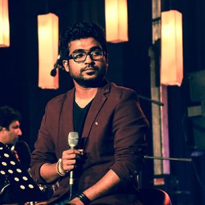"හීන පේන හැම රෑකම" මේ වන තෙක් බොහෝ අය, ප්‍රේමයට නොයෙක් ආකාරයේ නිර්වචන දී ඇත. ඒ අතරින් ප්‍රේමය කියන්නේම පාරමිතාවක් ය යන්න හදවතට ඉතා සමීප කාරණාවකි. එය එක් හදවතක් තවත් හදවතකට සතුට සහ සැනසීම ළඟා කරවන, ජීවන සසර පුරා පෙරුම් පුරනා පිවිතුරුම සිතුවිල්ලකි. අයිතියක් කියන්නට නොහැකිමුත් කොහේ හෝ තුටින් නම් එපමණය යන තැන ද ඇත්තේ ප්‍රේමය ය. නමුත් එය වැළඳ ගන්නා ආකාරය අනුව එය එකිනෙකාගෙන් වෙනස් වේ. ප්‍රේමයට විවිධ අර්ථකථන ලැබී ඇත්තේ එහෙයිනි. ඉදිරියටත් තවත් බොහෝ අය තව බොහෝ නිර්වචන ප්‍රේමය වෙනුවෙන් වෙන් කරාවි. ප්‍රේමයේ ඉසියුම් තැන් හදවතට කාවද්දන "හීන පේන හැම රෑකම" ගීතය, ප්‍රේමය සහ අයිතිය අතර දෝලනය වන හැඟීම් සමුදායක් ගෙන හැර පාන අතර කිසිදු දිනෙක ප්‍රේමයක් පිළිබඳව අහිතක් නොසිතෙනා අයුරින් මැදිහත් ව ඒ දෙස බැලීමට පොළඹවන්නකි. මෙම ගීතය නිමැවෙන්නේ ගායක හර්ෂණ දිසානායකගේ හඬ, නන්දසිරි කීඹියාහෙට්ටිගේ අපූර්ව පද රචනය සහ දර්ශන වික්‍රමතුංගගේ සංගීත නිර්මාණය එකට මුසු වීමෙනි. "හීන පේන හැම රෑකම වෙන කොටත් නොකී ලේන කුලේ සිට නුඹ මට යශෝධරාවකී නීල නුවන් යුග නොපියා තනි යහනේ සිටී ආලවන්තකම ලඳුනේ පාරමිතාවකී..." මේ ගෙවෙන හැම රාත්‍රියකම හීනයක් දුටුවා නම් ඒ නුඹය. රහසේම විඳි නමුත් කාටත් නොකියූ ඒ ලස්සනම හීනය නුඹ ය. "ලේන කුලේ සිට නුඹ මට යශෝධරාවකි" යනුවෙන් ඉතාමත් සෙනෙහෙවන්ත ලෙස පද අමුණා ඇත්තේ කල්ප කාලයක පටන් ලේන කුලයේ සිට පෙරුම් පුරනා, පිවිතුරු ප්‍රේමයේ ප්‍රතිමූර්තියක් වන යශෝධරා දේවිය ඇයට උපමා කරමිනි. නුඹ නොමැති මේ තනි යහන මත මගේ දෙනුවන් නොපියා රැයවල් ගෙවෙයි. ඉතින්, සුහදිනිය, ප්‍රේමය කියන්නේම පාරමිතාවකි. "පේරැස් මුදුවක් පලඳන නැකතක් නොයෙදුනේ... මේ වස්දඬු රාවය මැද නුඹ සිහිනෙන් පෙනේ.. පාලොස්වක සඳ ඉල්ලා මාසෙ පොය දිනේ... මේ ඇස් දෙක ලඟ නාඩන් එතකොට දුක දැනේ..." මඳකට හද සසල කරවන හැඟීම් ගොන්නක් වචන තුළ සඟවමින්, නුඹ වෙනුවෙන් මුදුවක අයිතියක් තබන්නට මංගල නැකතක් නොයෙදුනත්, මේ නිසංසල රැය පුරාවට සවන් වැකෙනා මිහිරිතම බටනලා රාවය මැදින් මට මැවෙන්නේ නුඹ ය. "පසලොස්වක සඳ ඉල්ලා මාසෙ පෝය දිනේ" යන්නෙන් ඔහුට ඇය වෙනුවෙන් දැරිය නොහැකි සහ කළ නොහැකි දේවල් පිළිබඳව කියැවෙන අතර ඒ දෑස් හඬන විට දැනෙන අපරිමිත දුක් දොම්නස් පිළිබඳව ඉතාමත් අපූර්ව ලෙස වචන කර ඇත. "පේලි සැදී දලදා වැඳ ම⁣ට හිනැහුන රැයේ.... මාලිගාව මගේ වගේ දැනුනා සොඳුරියේ... වාවගන්න බැරි තනිකම හිරකරගෙන ලයේ... ජීවිතේම හොරු අරගෙන කොහෙදෝ නුඹ ගියේ..." නුඹ එදා මුව පුරා මා හා සිනා වුණු දිනේ, මුළු ලෝකය ම මගේ විය. "පේලි සැදී දලදා වැඳ ම⁣ට හිනැහුන රැයේ...මාලිගාව මගේ වගේ දැනුනා සොඳුරියේ..." යන්නෙන් දළදා මාලිගාව උපමාවට ගනිමින් ඉතාමත් පිවිතුරු හැඟීමක් උද්දීපනය කරයි. ප්‍රේමයක් ඉපදීම කොතරම් නම් සොඳුරු සහ පිවිතුරු හැඟීමක් ද? ඒ කොහොම වෙතත්, අවසන ඔහු ඇයගෙන් විමසන්නේ එකම එක දෙයක් පමණයි. දරන්නට බැරි තරම්, මේ දැනෙන පාළුව, තනිකම හදවතේ හිරකරන්, මගේ ජීවිතයම වූ නුඹ, ඒ ජීවිතයම රැගෙන කොහේ දෝ ගියේ? යන්නයි. ඉතින්, මෙලෙසින් ඔහුගේ හද තුළ කැකෑරෙන විරහ වේදනාවන් සියල්ල ඉතාමත් උපේක්ෂා සහගත අයුරින්, හදවත රිදී නොරිදෙනා සේ ගීතය පුරාවට දිය කර හැර ඇත. මොහොතකට ගීතය තුළ එල්බ වෙනස්ම වූ රසයක සවන් දෙන්නන්ව අතරමං කරවීමට සමත්, නිවීමෙන් සැනසීම රැගෙන එන හර්ෂණ දිසානායකයන්ගේ හඬට, ඒ ගැඹුරු සංගීත රටාවන් සහ පද රචනය එක් වීම අපූර්ව සංකලනයක් බව කිව යුතුමය. ප්‍රේමයේ පාරමිතාවට සෙනෙහසින් ගැයෙන "හීන පේන හැම රෑකම" ප්‍රේමයේ ඉසියුම් බව පසක් කරවන අරුත්බර නිර්මාණයකි. -නවෝද්‍යා ධනංජනී-