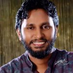 අමුතු විදිහම ආදරේ නම් ඒක එහෙමම තියේවා...! - "මැයි මාර ප්‍රසංගය" - "එයා කොහොම හරි මගේ කරගන්න ඕනි කියන එක දේශපාලනිකයි. එයා කොහේ හරි හොඳින් සතුටින් ඉන්න ඕන කියන එක විශ්වීයයි." ජීවන වීණාවෙන් වැයෙන බොහෝ ප්‍රේමණීය තාලයන් අතරේ හදවතක හරි පරිස්සමින් සුරකින, කවුරුත් නොදකින, මේක අමුතු විදිහේ ප්‍රේමයක්. කිසිදිනෙක හඬක් නොනැඟුණු අප්‍රකාශිත හැඟීම් දහස් ගණනක් මැද ඒකපාර්ශ්විකව එය දරා හිඳින්නට තරම් පරාර්ථකාමී වීම ලෙහෙසි පහසු දෙයක් නොවේ. එය ප්‍රේමයේ ගැඹුර කෙතරම් ද යන්න කියාපාන්නකි. එවන් ප්‍රේමයක් දරන හදවතක් උසුලන සියලු ප්‍රේම ආනිසංසයන් විටෙක ශාන්ත සුන්දරත්වයක් ඇති විඳීම් ය. නමුදු ඇතැම් විටෙක නිහඬ විඳවීම් ය. ඒ කරුණු කාරණා කෙසේ වුවත් ප්‍රේමය නම් ප්‍රේමයම වනු ඇත. කවදත් ලියන කලාවෙන් ආත්මයටම දැනෙන්නට ආමන්ත්‍රණය කරන මහින්ද ප්‍රසාද් මස්ඉඹුලයන්ගේ දෑතින් ලියැවුණු "මැයි මාර ප්‍රසංගය" නමැති නවකතාව ඇසුරින් නිර්මාණය වුණු "අමුතු විදිහම ආදරේ" නැතහොත් "මැයි මාර ප්‍රසංගය" නම් ගීතය, මහින්ද ප්‍රසාද් මස්ඉඹුලයන්ගේම අරුත්බර පද රචනාවට චතුර ගයාන් ජයනෙත්තිගේ අපූර්ව සංගීතය මුසු වී සුනීර සුමංගගේ ඉසියුම් හඬින් සහෘද හදවත් වෙත සමීප කර ඇති ප්‍රේමණීය ආමන්ත්‍රණයකි. "ඈත කන්දේ ගසක් සිටුවමි මල් පිපේවී කවද හෝ එහි එමල් ඔබහට පෙනී සිතට සතුටක් දැනේවා දැනේවා... දැනේවා..." ජීවන ගිරි දුර්ගය තරණය කරමින් යන අතරේ ජීවිතයට වසන්තය රැගෙන ආ නුඹ කෙරෙහි මගේ හදවත තුළ උපන් ප්‍රේමයේ නාමයෙන්, ඒ හැඟීම් සියල්ලක්ම පිවිතුරු ප්‍රාර්ථනාවක් ලෙසින් මේ වාතලයට මුදා හරිමි. කොහේ හෝ කවුරුත් නොදන්නා ඈතක මල් දරන ගසක් ලෙස එය පවතීවි. ඒ මම වග, මගේ ප්‍රේමය බව නුඹ කිසිදිනෙක දැන නොගනිවී. නමුත් ඒ පිපෙන මල් දැක, ඒ සුවඳින් නුඹේ හදවතට සතුට සැනසීම දැනේවා. කොහේ හෝ සතුටින් රැඳේවා! ඔබේ මුහුණේ සිනා සේයා මං නොදැක්කත් කමක් නෑ ඒක කන්දට පෙනේවා පෙනේවා.... පෙනේවා... ඒ කන්ද දෙස බලාගෙන මට ඉන්න ඉඩකඩ ලැබේවා... ලැබේවා.... ලැබේවා...... නුඹේ මුවෙහි ඇඳෙනා සිනා සේයා නුඹේ ළඟින් හිඳ දකින්නට මට නොහැකි වූවත් කමක් නැත. එහෙත් ඒ හැමදෙයක් දුරින් හිඳ හෝ මට විඳින්නට ලැබේවා! නුඹ තුටින් බව දැනෙන හැම විට මට සැනසීමක් දැනෙයි. මෙය ඒකපාර්ශ්වික ප්‍රේමයේ ගැඹුරු බව මනාව විදහා දක්වයි. වචන ස්වල්පයක් ඇතුළත විසල් අහසක් තරම් සිතුවිලි ගොන්නක් සඟවා තබා මෙම ගී පද හදවතේ සියුම් නිලයන් අල්ලා ගනියි. "මලෙක සුසුමත් සුසුමෙ ස්වරයත් ස්වරයෙ පැහැයත් වගේ අමුතු විදිහට සිතන්නට මම ඉගෙන ගත්තේ ඔබෙන් අමුතු විදිහම ආදරේ නම් ඒක එහෙමම තියේවා... තියේවා...තියේවා..." නුඹ නමින් මේ හදවතෙහි පිපෙන ප්‍රාර්ථනා මල්, සුසුම් ස්වරයන්, ඒ ස්වරයන් තුළින් මැවෙනා හදවතේ වර්ණ රටාවන් වල ඇති සුන්දරත්වය සේ අමුතු විදිහට හිතන්නට ඉගෙන ගත්තේ මා නුඹෙන් ය. එයත් හරියට පර නොවෙන පිවිතුරුම මැයි මාර මලක් වැනිය. පිපී සුවඳ දී හිනැහෙන නමුත් කිසිදිනෙක දෝතින් ගෙන අයිතියක් කීමට නොහැකි වූ ආදරණීයම හමුවීමක් ය. ඉතින්, මගේ එකම එක ප්‍රාර්ථනය නම් අයිතියක් කියන්නටත් නොහැකි, කවුරුත් නොදන්නා අමුතු විදිහේ ආදරේ එලෙස එහෙමම තියේවා...! මැයි මාර ප්‍රසංගයෙ හි එන සමිධ-සංචරණි ප්‍රේමය වගේම අමුතු විදිහේ ආදර කතා දහස් ගණනක් මේ අහස යට කෙතරම් නම් ඇති ද? ඒ වගේ හැඟීමකින් හිත පිරුණම කාලයත් එක්ක ඒ අමුතු විදිහේ ආදරේට බොහෝ අය ඇබ්බැහි වන්නේ නිරායාසයෙනි. ඉන් එහාට ඔවුන් ඒ ආදරේ එක්ක ජීවත් වෙන්න පටන් ගන්නා අතර සදාකාලෙටම හිත් ඇතුළේම ඒ ප්‍රේමයන් පරිස්සම් වී සැඟව යනවා. "මැයි මාර ප්‍රසංගය" ගීතය පුරාවට ම ඇත්තේ ඉතාමත් පිවිතුරු ප්‍රාර්ථනාවන් ය. ඒ ගීතය ම බලාපොරොත්තුවේ ආලෝකයක් ය. දැනටත් බොහෝ හදවත් තුළ සෙනෙහසින් දරා හිඳින සියල්ලක් අප්‍රකාශිත ඒකපාර්ශ්වික ප්‍රේමයන්ට සහ සියලු අහම්බකාරක හමුවීම් වලට මේ ගීතය තුළින් අරුතක් එක් කර ඇත. ඉතින්, මෙය ගැයෙන්නේ ඔවුනොවුන් කොහේ හෝ තැනක හොඳින්, සතුටින් ඇතැයි හිත සනසා ගත් සියලු විශ්වීය ප්‍රේමයන් වෙනුවෙනි. -නවෝද්‍යා ධනංජනී-