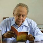 සිංහල භාෂා ව්‍යවහාරයේ පරිණාමය කාලයත් සමඟ ජීව භාෂා පරිණාමය වීම සාමාන්‍ය දෙයකි. භාෂාව යනු මානවයා විසින් සන්නිවේදන පිණිස යොදා ගන්නා උපකරණයක් වන බැවින් භාෂක සමාජයේ ඇතිවන භෞතික, සමාජීය, මානසික හා පාරිසරික හේතු මත භාෂා ව්‍යවහාරය පරිණාමයට පත්වෙයි. සිංහල භාෂාවේ පරිණාමය ගැන අධ්‍යයනය කිරීමේදී එය ඉතා පහසු වන්නේ දිර්ඝ හා අඛණ්ඩ කාලයක් ඔස්සේ පවතින් ලිඛිත සාක්ෂි ඇති හෙයිනි. මේ අතර අභිලේඛන, කුරුටු ගි, පුස්කොල ලේඛන ආදී මූලාශ්‍ර රැසක් දක්නට ලැබේ. කාලයත් සමඟ යට කී හේතු නිසා භාෂාවේ ඇති වෙනස්වීම් විවිධ යුග යටතේ සාකච්ඡාවට බඳුන් කළ හැකිය. ක්‍රි.පූ 3 වන සියවසේ සිට අද දක්වා සිංහල භාෂාවේ අඛණ්ඩ ලිඛිත ඉතිහාසයක් ඇති බැවින් සිංහල භාෂා ව්‍යවහාරයේ ඇති පරිණාමය සම්බන්ධයෙන් මනා ලෙස අධ්‍යයනය කළ හැකිය. මෙම ලිඛිත ඉතිහාසය අධ්‍යයනය කිරීම මගින් ඒ ඒ යුගවලදී ව්‍යාකරණය වෙනස් වී ඇත්තේ කෙසේද යන්න අවබෝධ කරගත හැකිය. සිංහල භාෂාවේ ඓතිහාසික ස්වරූපය පිළිබඳව වාග් විද්‍යාත්මකව පැහැදිලි කළ ⁣විල්හෙල්ම් ගයිගර් , සිංහල භාෂා ඉතිහාසය යුග 5කට බෙදා දක්වා ඇත. 1. සිංහල ප්‍රාකෘත යුගය : ක්‍රි.පූ 3 - ක්‍රි.ව. 4 සියවස 2. පුරාතන සිංහල යුගය : ක්‍රි.ව 4 - ක්‍රි.ව. 8 සියවස 3. මධ්‍ය සිංහල යුගය : ක්‍රි.ව. 8 - ක්‍රි.ව. 13 සියවස 4. සම්භාව්‍ය සාහිත්‍ය යුගය : ක්‍රි.ව. 13 - ක්‍රි.ව 17 සියවස 5. නූතන සිංහල යුගය : ක්‍රි. 17 සිට අද දක්වා මෙම යුගවල ඇති භාෂා ව්‍යවහාරයන් අධ්‍යයනය කිරීමෙන් එකී යුගවලට අදාල ව්‍යාකරණ ලක්ෂණ හඳුනාගත හැක. සිංහල ප්‍රාකෘත යුගය ක්‍රිස්තු පූර්ව තුන්වෙනි සියවසේ සිට ක්‍රිස්තු වර්ෂ හතරවැනි සියවස දක්වා කාලයට අයත් වෙයි. මෙහි භාෂාවෙහි හාත්පසින්ම ප්‍රාකෘත ලක්ෂණ ඇති බැවින් ප්‍රාකෘත යුගය ලෙස හඳුන්වයි. භාෂාව බෙහෙවින් මධ්‍ය ඉන්දීය භාෂා ස්වරූපයට සමානත්වයක් දරයි. මේ යුගයේ පිළිබඳ අධ්‍යයනය කිරීමට ඇති හොඳම ලිඛිත සාධකය වන්නේ ක්‍රිස්තු පූර්ව තුන්වැනි සියවසේ සිට ඇති සෙල්ලිපි රාශියකි. ඒ අතරේ මිහින්තලා ලෙන් ලිපි, වෙස්සගිරි ලෙන් ලිපිය, රිටිගල ලිපිය, මෝලාහිටියවෙලේගල ලිපිය, තෝනිගල ලිපිය, පාලුමැකිච්චාව සෙල්ලිපිය, ආදිය විශේෂ තැනක් ගනියි. මේ කාලය තුළ ලියවුණු සෙල්ලිපි අධ්‍යනය කිරීමෙන් එ කල පැවති ව්‍යාකරණය පිළිබඳව යම් අවබෝධයක් ලබාගත හැක. ඒවා පහත පරිදි සංක්ෂිප්ත කොට දැක්වා ඇත. 1. නාම පද වර නැගීමේදී ලිංග බේදය සැලකීම 2. ශුද්ධ ක්‍රියා වෙනුවට අතිත කෘදන්ත ක්‍රියා යෙදීම. 3. නිෂ්පන්න, තද්භව හා තත්සම භාෂා ලක්ෂණ හමුවීම. 4. අක්ෂර 25කින් යුක්ත වර්ණමාලාවක් භාවිත කිරීම. 5. විසර්ගය, නිග්ගහීතය, දීර්ඝ ස්වර, සංයුක්ත ව්‍යංජන ආදිය භාවිතයෙන් තොර වීම. 6. පාලි හා සංස්කෘත භාෂාවල ඇතැම් ව්‍යාකරණ භාවිතා කිරීම. මුල් යුගයේ සංක්ෂිප්තව ලියවුණු ලිපි ක්‍රිස්තු වර්ෂ හතරවැනි සියවස වන විට ඉතා දීර්ඝ විස්තර සහිතව ලියැවුණු වග පෙනෙයි. අනුව ක්‍රිස්තු වර්ෂ හතරවැනි සියවස වන විට ලේඛනය දියුණු මට්ටමක පැවැති බව නිගමනය කළ හැකිය. පුරාතන සිංහල යුගය ක්‍රිස්තු වර්ෂ 4වන සියවසේ සිටයේ ක්‍රිස්තු වර්ෂ අටවැනි සියවස දක්වා වූ කාලය පුරාතන සිංහල යුගය ලෙස හැඳින්වේ.මේ කාලය වන විට සිංහල භාෂාවෙන් ප්‍රාකෘත තත්ත්වයෙන් මිදී නව්‍ය භාෂාවක් කරා ගමන් කිරීමේ ලකුණු පෙන්නන්නට විය. මේ යුගයේ ලේඛන අධ්‍යයනය කිරීමේදී මහදැළියාමානගේ කතරගම ලිපිය, නාගිරිකන්ද සෙල්ලිපිය, නිලගම ලිපිය ආදිය වැදගත් වෙයි. පුරාතන සිංහල යුගයට අයත් මෙම ලිපි අධ්‍යයන කිරීමෙන් ප්‍රාකෘත යුගයට වඩා එම කාලවකවානුවේ පැවැති භාෂා ව්‍යවහාරය හා ඒ සඳහා යොදාගත් ව්‍යාකරණ පිළිබඳ වෙනස් වී ඇති ආකාරය ගැන අවබෝධයක් ලබාගත හැකිය. ඒවා සැකවින් පහත පරිදි දැක්වෙයි. 1. ඝෝෂ අක්ෂර අඝෝෂ අක්ෂර බවට පරිවර්තනය වීම 2. බහුවර්ණ වචනවල ස්වර ප්‍රයෝගයන් හී අනියත බවක් තිබීම. 3. ඇකාරයේ පළමු පියවර ලෙස එකාරය භාවිතා වීම. උදා. ⁣වාපී > වව් > වෙව් 4. බහුල වශයෙන් නාම ප්‍රකාතිය යෙදීම. 5. උත්තම පුරුෂ ඒකවචනාර්ථ ක්‍රියාපද භාවිතයට ගැනී. උදා. 'සුමනයමි' . මධ්‍ය සිංහල යුගය ක්‍රිස්තු වර්ෂ අටවැනි සියවසේ සිට ක්‍රිස්තු වර්ෂ 13 වන සියවසේ මධ්‍ය භාගය දක්වා වූ කාලය මෙනමින් හැඳින්වේ. අනුරාධපුර යුගයේ අවසන් භාගයත් පොළොන්නරු යුගයත් දඹදෙණි යුගයේ මුල් අවධියත් ආවරණය කරයි. මේ අවධියෙහි සිදුවු වැදගත් ම දෙය වන්නේ ආකෘතික වශ⁣යෙන් සිංහල භාෂාවේ ස්වරූපය වෙනස් වී නව ඉන්දු ආර්ය භාෂා⁣වක් ලෙස භාෂාව සකස් වීමයි. මෙකල භාෂාව ව්‍යවහාරයේ අධ්‍යයනය කිරීම සඳහා ගැරඬිගල සෙල්ලිපිය, සීගිරි කුරුටු ගී ආදී ලිපිද යොදාගත හැකි අතරන් ග්‍රන්ථ වශයෙන් ධම්පියා අටුවා ගැටපදය, සිඛ වළඳ විනිස, ධර්ම ප්‍රදීපිකාව, අමාවතුර, බුත්සරණ ආදී ග්‍රන්ථද යොදාගත හැක. මධ්‍ය සිංහල අවධියේ පහත ප්‍රවනතා හඳුනාගත හැක. 1. සංස්කෘත භාෂාවේ දැඩි බලපෑම 2. භාෂා ඍණිකරණයට ලක්වීම 3. සාහිත්‍ය භාෂාව විදග්ධ ව්‍යවහාරයකට අනුගත වීම 4. ලේඛන ශෛලිය වෙනස් වීම 5. මාතෘ භාෂානුගත ව්‍යාකරණ ලක්ෂණ සිංහල භාෂාවට වැද්ද ගැනීම 6. පාලියේ ප්‍රභාවට වඩා සංස්කෘතයේ ප්‍රභාව බලවත් වීම. 7. මිශ්‍ර සිංහලය ස්ථාවර වීම ඉහත සඳහන් කළ කරුණුවල බලපෑම මත මෙකල ලේඛන විධි කීපයක් හඳුනාගතගත හැක. 1. ගැඹුරු ධර්ම කොට්ඨාස , සංකීර්ණ අදහස් ව්‍යාකරණ විභාග ආදිය දැක්වෙන තැන්වල සංස්කෘත භාෂාවට නැඹුරු භාෂාවක් භාවිතා කිරීම. 2. සාමාන්‍ය විස්තර ඉදිරිපත් කිරීමේදී තත්සම හා තද්භව රූපයන්ගෙන් යුක්ත මිශ්‍ර රීතියක් අනුගමනය කිරීම 3. පාඨකයන්ගේ සිත් ඇදගන්නා පරිදි කිසිවක් රසවත් ලෙස ඉදිරිපත් කිරීමේදී අමිශ්‍ර සිංහලය භාවිතා කිරීම. මෙවැනි කරුණු නිරීක්ෂණය කිරීමේදී වැටහෙන කරුණ නම් පොළොන්නරු යුගයේ සිට භාෂණය හා ලේඛන ව්‍යවහාරයත්, ලේඛනගත ගද්‍ය හා පද්‍ය ව්‍යවහාරයත්‍ අතර වෙනස්කම් ඇති වන්නට ඇති බවයි. එම නිසා මෙකල භාෂා ද්විරූපතා තත්‍ත්වයක් හඳුනාගත හැක. ඒ අනුව පොළොන්නරුවේදී භාෂා ව්‍යවහාරයේ ස්වරූප තුනක් හඳුනාගත හැක. 1. ගද්‍ය - සංස්‍කෘත මිශ්‍ර සිංහලය 2. පද්‍ය - අමිශ්‍ර / හෙළ වහර (කව් ලැකිය) 3. කථා ව්‍යවහාරය (ලෙව් ලැකිය) ඉහත කරුණු සලකා බැලීමේදී මධ්‍ය සිංහල අවධියේදී ව්‍යවහාරය හා ව්‍යාකරණය අතර ඇති සම්බන්ධතාවය ඉතා සංකීර්ණ බව වටහා ගතහැක. මෙම යුගයේ සිදුවු ව්‍යාකරණමය වෙනස්වීම් පහත පරිදි වෙයි. 1. එතෙක් සිංහලයෙහි නොතිබූ 'ඇ' ස්වරය පහළ වීම 2. අනුස්වාරය භාවිතයට ගැනීම 3. දීර්ඝ ස්වර භාවිත 4. මහප්‍රාණ අක්ෂර භාවිතය 5. සඤ්ඤක අක්ෂරවල ප්‍රභවය 6. වචනාන්තයේ ඇති 'අ' ස්වරය ගිලිහී යෑම හා හලන්ත ස්වභාවයක් ප්‍රකට වීම 7. ගේ, ගෙන්, විසින්, කරා, කෙරෙන්, කෙරේ ආදී නිපාත භාවිතය 8. 'එක්‍' / 'අක්' වැනි අනියමාර්ථ ප්‍රත්‍ය භාවිතයට පැමිණිම 9. අචේතන නාමපදවල බහුවචනය සඳහා 'වල්' ප්‍රත්‍ය එක් වීම 10. සංස්කෘත පාලී සෘණිත වචන සමඟ මහප්‍රාණ ව්‍යංජන, ශ, ෂ, විසර්ගය, ඍ, ඎ ,ඏ, ඓ, ඖ වැනි අක්ෂර භාවිතා කිරීම. සම්භාව්‍ය සාහිත්‍යය යුගය ⁣ක්‍රි.ව. 13 සියවසේ සිට ක්‍රි.ව 17වන සියවස දක්වා කාලය මෙයට අයත් වෙයි. සම්භාව්‍ය සාහිත්‍ය යුගය අයත් වන යුග අතර දඹදෙණි අග භාගයත්, කුරුණැගල, ගම්පොළ හා කෝට්ටේ ආදිය වෙයි. මෙම කාලය වන විට යට කී සංස්කෘත මිශ්‍ර පණ්ඩිත ප්‍රිය භාෂා ශෛලියෙන් මිදී ලේඛනය පොදු ජන බස අනුව සකස් කරගන්නට උත්සහ දැරූ බව පෙනෙයි. එකළ ගුරුකුල දෙකක් පැවති ඇති බවට විද්වත්හු මත පළ කර තිබේ. මේ අනුව පණ්ඩිත ප්‍රිය භාෂාව හා රීතිය ගරු කළ ගුරුකුලය අතින් බෝධිවංශය වැනි කෘති ලියැවුණු අතර පොදු ජන බස ගරු කළ ගුරුකුල මගින් ජාතක පොත වැනි කෘති ලියැවෙන්නට විය. මේ අවධියේ සිදුවූ භාෂා විපර්යාසයේ ප්‍රතිඵලයක් ලෙස ව්‍යාකරණ රීති ලිහිල් වීමකට ලක් විය. සාම්ප්‍රදායික ව්‍යාකරණය රීති වෙනුවට අලුත් රීති පහළ විය. මෙයට මූලික හේතුව වී ඇත්තේ ජන ව්‍යවහාරය ලේඛන රීතියට ගැනීමට උත්සහ දැරීමයි. එසේ ගත් උත්සහයේ ප්‍රථිඵලයක් වශයෙන් සම්මත ව්‍යාකරණ රීති බිඳුන අවස්ථා සද්ධර්මරත්නාවලිය, ජාතක පොත ආදිය පරිශීලනය කිරීමෙන් දැන ගතහැක. මෙසමයෙහි භාෂා ව්‍යවහාරයේ සිදු වූ වෙනස්වීම් වලට බලපෑ තව එක් හේතුවක් නම් ගද්‍ය සිංහලයේ පිරිහීමයි. ශ්‍රාවක පිරිසගේ අවශ්‍යතාව මත වෘත්තගන්ධි ශෛලිය යෝග්‍ය යැයි සිතු මෙකල ලේඛකයෝ දඹදෙණි අස්න, කුවේණි අස්න, දළදා සිරිත වැනි කෘති රචනා ක⁣ළෝය. ඉන් පසු ඔවුන් ගද්‍ය සාහිත්‍ය කෙරෙහි තිබූ අවධානය පද්‍ය සාහිත්‍යය වෙත දීම නිසා කෝට්ටේ යුගය වන විට පද්‍ය සාහිත්‍ය සඳහා ප්‍රමුඛතාව ලැබිණ. මේ හේතුව නිසා ගද්‍ය සාහිත්‍යය පිරිහීට ලක් විය. විදේශ ආක්‍රමණ නිසා ව්‍යවහාරයට නව වචන එකතු වීම ද මේ කල සිදුවිය. නූතන සිංහල යුගය ක්‍රි.ව. 17වන සියවසේ සිට අද දක්වා කාලය මෙයට අයත් වෙයි. මේ කාලයට ලේඛන ව්‍යවහාරය පරීක්ෂා කිරීමේදි රාජාවලිය, අලකේශ්වර යුද්ධය, විත්ති කඩයිම් පොත්, ප්‍රශස්ති, හටන් කවි වැනි මූලාශ වැදගත් වෙයි. මේ කාලයේ භාෂා ව්‍යවහාරය විදේශ භාෂා සමඟ සම්මිශ්‍ර විය. පෘතුගීසි, ලන්දේසි, ඉංග්‍රිසි වැනි භාෂාවන්ගේ බලපෑම දැඩි ලෙස සිංහල භාෂාව කරෙහි ඇති වන්නට විය. දෙමළ බසේ බලපෑම ද දඹදෙණි, කුරුණැගල යුගවලට වඩා ප්‍රකට ලෙස ගද්‍ය පද්‍ය දෙකෙහිම යොදාගන්නට විය. මුල් කාලයේ සිංහල භාෂා ව්‍යාකරණ පිළිබඳව විදේශිකයන් අතර උන්න්දුවක් තිබී ඇත. ඊට හේතුව නම් 18වන ශතවර්ෂයේ පමණ සිංහල භාෂාව ගැන ශබ්දකෝෂ ව්‍යාකරණය ග්‍රන්ථ විදේශිකයන්ගේ පරිහරණය පිණිස රචනා වීමයි. ක්‍රි.ව. 13 වන සියවසේ සිට වර්තමානය දක්වා කාලය තුල ව්‍යවහාරයත් එමනිසා ව්‍යාකරණයෙහි වූ වෙනස්වීම් පහත පරදි සැකවින් දැක්විය හැක. 1. ලේඛනය කථන ව්‍යවහාරයට අනුකූල වූ සරල මඟක් ගැනීම 2. දෙමළ, පෘතුගීසි, ලංදේසි, ඉංග්‍රිසි ආදී භාෂාවල බලපෑම සිංහල භාෂාවට බලපෑම් එල්ල කිරීම. 3. 'ෆ' ශබ්දය භාවිතය පැමිණිම හා එය වර්ණ මාලාවට ඇතුලත් වීම 4. 'වල්' ප්‍රත්‍යය බහුලව භාවිතා කිරීම 5. අනුප්‍රාසාදී ශබ්දාලංකාර කෙරෙහි වැඩි සැලකිල්ලක් දැක්වීම 6. ජන වහරට විශේෂ තැනක් ලැබීම 7. සම්භාව්‍ය ලේඛන ව්‍යාකරණ රීති නොතැකීම ඉහත දැක්වූ යුග බෙදීම් පිළිබඳ අධ්‍යයනය කිරීමේදී නිගමනය කළ හැක්කේ සිංහල භාෂාවේ පරිණාමය සෙමින් සිදු වූවක් බවයි. එයට හේතුව නම් මධ්‍ය සිංහල යුගයෙන් මෙපිට ලියැවුණු ග්‍රන්ථවල භාෂාව හා නූතනයේ භාවිතාවන භාෂාව, වාග් කෝෂය සැසදීමේ දී එය විශාල වෙනස්‍ වීමකට භාජනය වී නොමැති වීමයි. ආශ්‍රිත ග්‍රන්ථ : කෝපරහේවා, සඳගෝමී (2010). විසිවන සියවසේ සිංහල භාෂා ව්‍යවහාරය. කොළඹ: එස් ⁣ගොඩගේ සහ සහෝදරයෝ. පඤ්ඤාසාර, ඔක්කම්පිටියේ සහ ආරච්චි, නිමල් මල්ලව (2012). සිංහල භාෂා විකාසය සහ ශිලාලේඛන විමර්ශන. කොළඹ: සූරිය ප්‍රකාශන බලගල්ලේ, විමල් ජී. (1998). සිංහල භාෂාධ්‍යයන ඉතිහාසය. (ද්විතීය සංස්. 2016) කොළඹ: එස් ⁣ගොඩගේ සහ සහෝදරයෝ. බලගල්ලේ, විමල් ජී. (1996). සිංහල භාෂාවේ ප්‍රභවය හා වර්ධයනය. (ද්විතිය සංස්. 2016) කොළඹ: එස් ⁣ගොඩගේ සහ සහෝදරයෝ.
