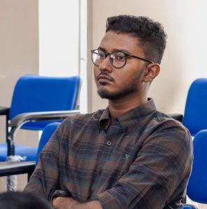 කවිය යනු හදට සමීප කලාවයි. බරපතළ සමාජ දේශපාලනික කතාබහ, ජීවිතයේ සමාජයේ සංකීර්ණ 'මහාප්‍රාණ' අදහස්වලට වඩා කවියක රස, කවියක වින්දනය හැම විටම රැදෙන්නේ කවිය, සරළ සියුම් හැඟුම් ප්‍රකාශනයක් වූ විටය යන්න මගේ හැඟීමයි. ජීවිතයේ දහසකුත් තැවුල් දොම්නස් නිවාලන්නට කොයි කාටත් කවිය දිව්‍ය ඖෂධයක් කොට ගත හැකි වන්නේද එබැවිනි. අයන්ත යුනේෂ්ගේ යුනේෂියාව කාව්‍ය සංග්‍රහය මෙකී සියුම් දිව්‍යමය ගුණය කැටිකරගත්, ජීවිතයේ ක්ෂුද්‍ර හැඟුම්,තැවුල්, බිඳීම් අතරින් නිවීම සොයා යන කවි එකතුවකි. මේ කවි එකතුව නම් කෙරෙන්නේ යුනේෂ් නමින්ම බිඳගත් යුනේෂියාව නම් අපූර්ව කාව්‍යමය ලෝකයක නමිනි. එය කවියාගේ පරිකල්පිත ප්‍රබන්ධ ලෝකය බවත්, මේ කවි වල මිහිර මෙලොව නැති එවැනි වෙනත් ලෝකයකින් අප වෙත එන අපව එවැනි ලෝකයකට කැඳවාගෙන යන එකක් බවත් රසික ප්‍රතිචාරයක සඳහන් වූ නිසා කෘතියට මේ නම යෙදූ බව අයන්ත සිය පෙරවදනෙහි සඳහන් කරයි. අසහාය සිනමාකරුවෙකු වූ අන්ද්‍රේ තර්කෝව්ස්කි පවසන්නේ නිර්මාණකරුවෙකු යනු තමන්ගේම ලෝකයක් නිර්මාණය කරන්නෙකු බවයි. මොනයම්ම කලාමාධ්‍යක වුවත් සිය නිර්මාණ ඔස්සේ තමාටම අනන්‍ය වූ, තමාගේම වූ පරිකල්පිත කල්පනා ලෝකයකට රසිකයා කැඳවාගෙන යාමට කලාකරුවාට හැකිනම්, තර්කෝව්ස්කි පැවසූ පරිදි ඔහු සැබෑම නිර්මාණකරුවෙකු වන බව මමද විශ්වාස කරමි. ඉතින් එනයින් අයන්ත නිර්මාණකරුවෙකු ලෙස සහෘද රසිකයන් වෙතින් ලැබිය හැකි ඉහළම ප්‍රසාදයක් අත්පත් කරගෙන තිබේ. එය සැබවින්ම කොතරම් සාධාරණද යන්න අයන්තගේ යුනේෂියාවට පිවිස බැලුවොත් ඔබටම පසක් කරගත හැක. අයන්තගේ මේ යුනේෂියාව නම් භාවමය ලෝකය තුළ අපට හැමවිටම පාහේ හමුවන්නේ අපගේ සමකාලීන ජීවන කාල සීමාවේ, අපගේ සමාජ දේශපාලනික ආර්ථික සන්දර්භයේම වසන තරුණ හිතක සෙවණැල්ලකි. ඒ හැඟුම් පහසුවෙන් අපේ කරගන්නට හැකිවනේද කථකයා හා අප අතර ඒ සමීප බව නිසායි. ඉන්ස්ටග්‍රෑම් ස්ටෝරිය ඔබ හොඳින් යැයි පවසන මා කළු කුහරයක ගිලෙන (පිටුව 23) ප්‍රේමය, විප්‍රයෝගය, කාංසාව ආදී වූ නොයෙක්විද මනෝභාවයන් කෙටි වචන කිහිපයකට කැටිකොට මුදාහරින්නට අයන්තට ඇත්තේ අපූර්ව සමත්කමකි. මෙයද එවැන්නකි. කෘතියේ බොහොමයක් ඇත්තේ මෙවැනි කෙටි කවිය. ඒවා බොහොමයකට මාතෘකා පාඨ යොදා නැත. ඒවා ඉමිහිරි ක්ෂුද්‍ර හැඟුම් පමණි. ඒවා විටෙක අප වසන යුගය නියෝජනය කරන අතරම විටෙක කථකයාගෙ අභ්‍යන්තරික ගැටුම හෝ සාමය ප්‍රකාශ කර සිටියි. කිසි දෙයක් මෙතරම් හොඳින් ජීවිතය තුළ සිදුව නැත ඔබේ පැමිණීම මිස (පිටුව 13) නොකඩවා සල්ලාපයක මා සමඟ ගොළු මූද (පිටුව 20) මේ කවිය ඉගි කරනවා වාගේම අයන්තගේ සමස්ත කවි වියමනම තමා තුළටම නැමුණු හුදෙකලා සංවාදයකි. එය කවියාගේ භාවමය ලෝකය තුළට එබී අපගේ ජීවිතයද සුවපත් කරගැනීමට ඉඩ සලසන හැඟුම් භාවනාවකි. ස්ත්‍රී පුරුෂ ප්‍රේමය, ප්‍රේමයේ විප්‍රයෝගය මෙන්ම මව්පිය දූදරු සබඳතාවය වැනි සියුම් මානව සබඳතාද අයන්තගේ කවියට නිරන්තරයෙන් විෂය වෙයි. බීඩි සුවදක ඇඳී ඇත තාත්තාගේ මදහස (පිටුව 21) ඇතැම් කවි වල වචනයෙන් විග්‍රහ කළ නොහැකි තරමේ උපමා රූපක හමුවෙයි. අයන්තගේ කවි වල රූපක, උපමා තරමක් විරලයි කිව හැකි වුවත් සරළ ප්‍රකාශන තුළ ඇති සියුම් හැඟීම් කාව්‍යමය රූපක ලෙස ක්‍රියාකරමින් ඉසියුම් කවි මිහිරක් දනවන්නට සමත් වෙයි. ආරිවංශ රණවීර, නන්දන වීරසිංහ වැනි කවියන් ගෙන ආ ඒ සියුම් කවි බස, කවියටම ආවේණික වූ භාවනානුයෝගී සංයමය අත්පත් කරගන්නටද අයන්තගේ කවිය සමත් වෙයි. ඔහුගේ සිය ජීවිතය වෙතටම නැමුණු කාව්‍ය තේමා, හැඟීම්, වඩාත් සාර්ථකව ග්‍රහණය කරගන්නට එකී නිවුණු සරළ වදන් පෙළද හේතුකාරක වී ඇති බව මගේ විශ්වාසයයි. හැන්දෑව වලාකුළු පරුවත හැන්දෑවටත් කලින් අප කුඩා මිදුලට රැය ගෙනෙන ඔබ මා ගෙනා අලුත් කවි පොතේ "වැසිබර සැදෑව" කියවන මම හැන්දෑව නොකියව හැන්දෑවක ඔබ හැන්දෑව නොදැකම හැන්දෑවක (පිටුව 58) ඔබ කවිය තුළින් නිවීමක්, සුවපත් වීමක් අපේක්ෂා කරන්නේනම් අයන්ත යුනේෂ්ගේ 'යුනේෂියාව' මා ඔබට නිර්දේශ කරන කෘති අතර ඉහළම තැනක රදවන බව කිවයුතුය. - පවන් අංජන