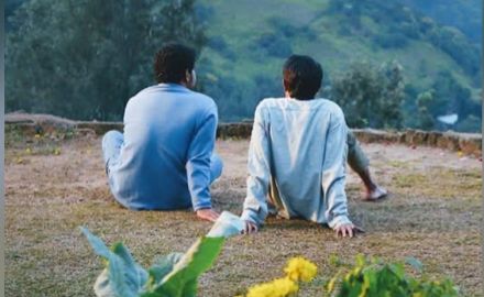 අමුතු විදිහම ආදරේ නම් ඒක එහෙමම තියේවා...! - "මැයි මාර ප්‍රසංගය" - "එයා කොහොම හරි මගේ කරගන්න ඕනි කියන එක දේශපාලනිකයි. එයා කොහේ හරි හොඳින් සතුටින් ඉන්න ඕන කියන එක විශ්වීයයි." ජීවන වීණාවෙන් වැයෙන බොහෝ ප්‍රේමණීය තාලයන් අතරේ හදවතක හරි පරිස්සමින් සුරකින, කවුරුත් නොදකින, මේක අමුතු විදිහේ ප්‍රේමයක්. කිසිදිනෙක හඬක් නොනැඟුණු අප්‍රකාශිත හැඟීම් දහස් ගණනක් මැද ඒකපාර්ශ්විකව එය දරා හිඳින්නට තරම් පරාර්ථකාමී වීම ලෙහෙසි පහසු දෙයක් නොවේ. එය ප්‍රේමයේ ගැඹුර කෙතරම් ද යන්න කියාපාන්නකි. එවන් ප්‍රේමයක් දරන හදවතක් උසුලන සියලු ප්‍රේම ආනිසංසයන් විටෙක ශාන්ත සුන්දරත්වයක් ඇති විඳීම් ය. නමුදු ඇතැම් විටෙක නිහඬ විඳවීම් ය. ඒ කරුණු කාරණා කෙසේ වුවත් ප්‍රේමය නම් ප්‍රේමයම වනු ඇත. කවදත් ලියන කලාවෙන් ආත්මයටම දැනෙන්නට ආමන්ත්‍රණය කරන මහින්ද ප්‍රසාද් මස්ඉඹුලයන්ගේ දෑතින් ලියැවුණු "මැයි මාර ප්‍රසංගය" නමැති නවකතාව ඇසුරින් නිර්මාණය වුණු "අමුතු විදිහම ආදරේ" නැතහොත් "මැයි මාර ප්‍රසංගය" නම් ගීතය, මහින්ද ප්‍රසාද් මස්ඉඹුලයන්ගේම අරුත්බර පද රචනාවට චතුර ගයාන් ජයනෙත්තිගේ අපූර්ව සංගීතය මුසු වී සුනීර සුමංගගේ ඉසියුම් හඬින් සහෘද හදවත් වෙත සමීප කර ඇති ප්‍රේමණීය ආමන්ත්‍රණයකි. "ඈත කන්දේ ගසක් සිටුවමි මල් පිපේවී කවද හෝ එහි එමල් ඔබහට පෙනී සිතට සතුටක් දැනේවා දැනේවා... දැනේවා..." ජීවන ගිරි දුර්ගය තරණය කරමින් යන අතරේ ජීවිතයට වසන්තය රැගෙන ආ නුඹ කෙරෙහි මගේ හදවත තුළ උපන් ප්‍රේමයේ නාමයෙන්, ඒ හැඟීම් සියල්ලක්ම පිවිතුරු ප්‍රාර්ථනාවක් ලෙසින් මේ වාතලයට මුදා හරිමි. කොහේ හෝ කවුරුත් නොදන්නා ඈතක මල් දරන ගසක් ලෙස එය පවතීවි. ඒ මම වග, මගේ ප්‍රේමය බව නුඹ කිසිදිනෙක දැන නොගනිවී. නමුත් ඒ පිපෙන මල් දැක, ඒ සුවඳින් නුඹේ හදවතට සතුට සැනසීම දැනේවා. කොහේ හෝ සතුටින් රැඳේවා! ඔබේ මුහුණේ සිනා සේයා මං නොදැක්කත් කමක් නෑ ඒක කන්දට පෙනේවා පෙනේවා.... පෙනේවා... ඒ කන්ද දෙස බලාගෙන මට ඉන්න ඉඩකඩ ලැබේවා... ලැබේවා.... ලැබේවා...... නුඹේ මුවෙහි ඇඳෙනා සිනා සේයා නුඹේ ළඟින් හිඳ දකින්නට මට නොහැකි වූවත් කමක් නැත. එහෙත් ඒ හැමදෙයක් දුරින් හිඳ හෝ මට විඳින්නට ලැබේවා! නුඹ තුටින් බව දැනෙන හැම විට මට සැනසීමක් දැනෙයි. මෙය ඒකපාර්ශ්වික ප්‍රේමයේ ගැඹුරු බව මනාව විදහා දක්වයි. වචන ස්වල්පයක් ඇතුළත විසල් අහසක් තරම් සිතුවිලි ගොන්නක් සඟවා තබා මෙම ගී පද හදවතේ සියුම් නිලයන් අල්ලා ගනියි. "මලෙක සුසුමත් සුසුමෙ ස්වරයත් ස්වරයෙ පැහැයත් වගේ අමුතු විදිහට සිතන්නට මම ඉගෙන ගත්තේ ඔබෙන් අමුතු විදිහම ආදරේ නම් ඒක එහෙමම තියේවා... තියේවා...තියේවා..." නුඹ නමින් මේ හදවතෙහි පිපෙන ප්‍රාර්ථනා මල්, සුසුම් ස්වරයන්, ඒ ස්වරයන් තුළින් මැවෙනා හදවතේ වර්ණ රටාවන් වල ඇති සුන්දරත්වය සේ අමුතු විදිහට හිතන්නට ඉගෙන ගත්තේ මා නුඹෙන් ය. එයත් හරියට පර නොවෙන පිවිතුරුම මැයි මාර මලක් වැනිය. පිපී සුවඳ දී හිනැහෙන නමුත් කිසිදිනෙක දෝතින් ගෙන අයිතියක් කීමට නොහැකි වූ ආදරණීයම හමුවීමක් ය. ඉතින්, මගේ එකම එක ප්‍රාර්ථනය නම් අයිතියක් කියන්නටත් නොහැකි, කවුරුත් නොදන්නා අමුතු විදිහේ ආදරේ එලෙස එහෙමම තියේවා...! මැයි මාර ප්‍රසංගයෙ හි එන සමිධ-සංචරණි ප්‍රේමය වගේම අමුතු විදිහේ ආදර කතා දහස් ගණනක් මේ අහස යට කෙතරම් නම් ඇති ද? ඒ වගේ හැඟීමකින් හිත පිරුණම කාලයත් එක්ක ඒ අමුතු විදිහේ ආදරේට බොහෝ අය ඇබ්බැහි වන්නේ නිරායාසයෙනි. ඉන් එහාට ඔවුන් ඒ ආදරේ එක්ක ජීවත් වෙන්න පටන් ගන්නා අතර සදාකාලෙටම හිත් ඇතුළේම ඒ ප්‍රේමයන් පරිස්සම් වී සැඟව යනවා. "මැයි මාර ප්‍රසංගය" ගීතය පුරාවට ම ඇත්තේ ඉතාමත් පිවිතුරු ප්‍රාර්ථනාවන් ය. ඒ ගීතය ම බලාපොරොත්තුවේ ආලෝකයක් ය. දැනටත් බොහෝ හදවත් තුළ සෙනෙහසින් දරා හිඳින සියල්ලක් අප්‍රකාශිත ඒකපාර්ශ්වික ප්‍රේමයන්ට සහ සියලු අහම්බකාරක හමුවීම් වලට මේ ගීතය තුළින් අරුතක් එක් කර ඇත. ඉතින්, මෙය ගැයෙන්නේ ඔවුනොවුන් කොහේ හෝ තැනක හොඳින්, සතුටින් ඇතැයි හිත සනසා ගත් සියලු විශ්වීය ප්‍රේමයන් වෙනුවෙනි. -නවෝද්‍යා ධනංජනී-