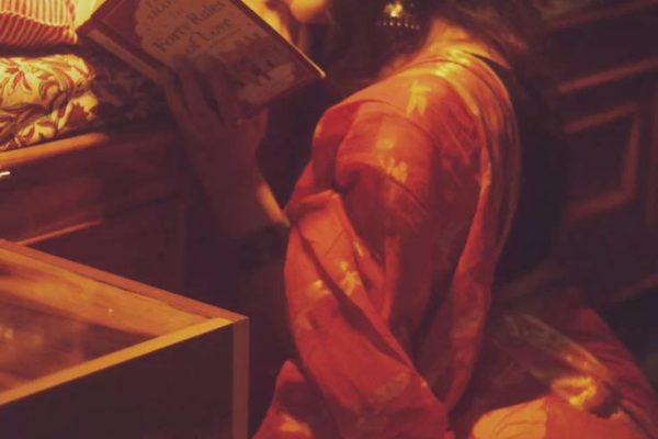 The Prophet | ඛලීල් ජිබ්රාන් "ප්රේමයට, ප්රේමය තුළම පරිසමාප්තියට පත් වීම මිස අන් අභිලාෂයක් නොපවතී. එනමුත්, ඔබගේ ප්රේමය තුළ ආශාවන් පවත්නේ නම්, මේවා ඔබේ ඒ ආශාවන් වන්නට ඉඩ හරින්න: රාත්රියේ ස්වකීය තනුව වයන ගලා බසින දිය දහරාවක සේ තමාව දිය කොට ගැනීමත්, අත්යන්ත සංවේදීතාවයේ වේදනාව විඳීමත්, ප්රේමය යනු කුමක්ද යන්න පිළිබඳ ඔබේම වටහාගැන්ම තුළ ආත්මය පළුඳු කොට ගනිමින් ස්වකැමැත්තෙන් මෙන්ම ආහලාදය මුසු හැඟීමෙන් ඉන් රුහිරු ගලා යෑමට ඉඩ හැරීමත්, ආදරණීයත්වයේ තවත් නවමු දිනක් උදෙසා තුති පුදමින්, පියාපත් ලද හදවතක් දරා ගත්තෙකු හා සදිසිව අරුණෝදාවෙහි අවදිවීමත්, ගිම් නිවන සන්ධ්යා හෝරාවෙහි ප්රේමයේ ප්රමෝදය තුළ දැහැන්ගත වීමත්, රැය උදාවත්ම කෘතඥතාවයේ හැඟීම පෙරදැරිව නිවහන වෙත එළැඹ, ඔබේ හදවත ගත් ප්රේමවන්තිය උදෙසා සිදු කරන සුබ ප්රාර්ථනාවක් සහ දෙතොලට නඟාගත් ප්රශස්ති ගීයත් හා සමඟින් යහන වෙත යෑමත්, ඔබේ ප්රේමයේ සකලවිධ ආශාවන් වන්නට ඉඩ හරින්න." ඛලීල් ජිබ්රාන් . Love has no other desire but to fulfil itself. But if you love and must needs have desires, let these be your desires: To melt and be like a running brook that sings its melody to the night. To know the pain of too much tenderness. To be wounded by your own understanding of love; And to bleed willingly and joyfully. To wake at dawn with a winged heart and give thanks for another day of loving; To rest at the noon hour and meditate love’s ecstasy; To return home at eventide with gratitude; And then to sleep with a prayer for the beloved in your heart and a song of praise upon your lips. The Prophet Kahlil Gibran
