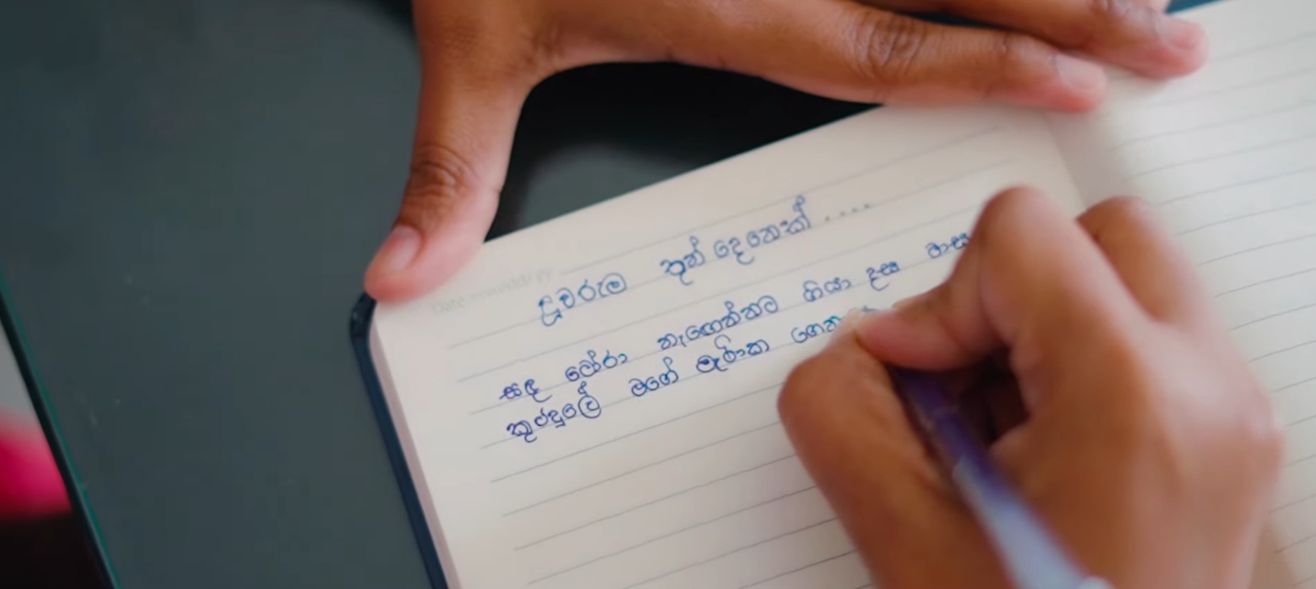 තුන් මංසලේ ඉන්න අප්පච්චි මම තමයි! -දූවරුම තුන් දෙනෙක්- "දූගෙ අප්පච්චි!" තාත්තා කෙනෙක්ට දුවෙක් කියන්නෙ මහමෙරක් තරම් වටින බැඳීමක්. පිය පුතු සෙනෙහසත් ඒ තරම්ම ශක්තිමත් බව ඇත්තක් නමුත් දූවරු සහ අප්පච්චිලා අතරේ ඇති බැඳීම ඊට නොදෙවෙනිය. රෝස මලක් සේ ඇති දැඩි කර කිරිල්ලියක සේ නිදහසේ ඉගිල යන්නට පියාපත් දී නිඬවම දෑස් දල්වා බලා හිඳින නිහඬ ප්‍රේමවන්තයා ඔහුය. වගකීම් සහ වගවීම් වලින් නිදහස්ව ඇගේ ජීවිතේ හොඳම කාලය ඇයට විඳින්නට ඉඩහසර සදා දී, හදවතේ ගැඹුරක සඟවා ගත් අපිරිමිත සෙනෙහසත් සමඟ මැණිකක් සේ දූවරුන් රකින අප්පච්චිලාගේ කතාවයි මේ. මේ වචන පුතෙක්ටත් දුවෙක්ටත් කියා දූවරුම සිටින සියලු පියවරුන්ට සෙනෙහසේ තිලිණයකි. ජීවිතේ කෙදිනකවත් අත්නොහරින, අත්නොහැරෙන නොබිඳෙන බැඳීම් ඇති එකම තැන පවුලයි. දාහක් හේතු මැද වුව නොසෙල්වී ඉන්නට තරම් සවිය දෙන සෙනෙහසේ උල්පත එයයි. දුක් සුසුම් වියැකෙන්නට, හිනැහෙන්නට හේතු දුන් ආදරේ පවුර එයයි. එවන් පවුලකට දූවරුන් කියන්නේ තවත් ආලෝකයක් එක් කරන සඳ මඬලක් වැනිය. "දූවරුම තුන් දෙනෙක්" ගීතය එලෙස දූවරුන් පමණක් සිටින පවුලක පියෙකුගේ සුන්දර අත්දැකීම් සහ හැඟීම් පිළිබඳව ගැයෙන සොඳුරු නිර්මාණයකි. මෙම ගීතය දිනූෂා විජේරත්නගේ ගී පද රචනයෙන් සහ ලසන්ත අබේපාලගේ තනු නිර්මාණය සහ සංගීතය මුසු වී ඔහුගේම හඬින් ගැයෙන ගීයකි. "දූවරුම තුන් දෙනෙක්", පවුලක වාසනා මහියමයට ගී තිලිණයකි. "සඳ මෝරා නැගෙන්නට ගියා දස මාසයක් කුළුඳුලේ මගේ මැණික ගෙනාවේ සුදු දුවෙක් පරපුරේ උරුමයට හිටියේ නැහැ මට පුතෙක් මගේ පවුල හැඩ කළේ දූවරුම තුන් දෙනෙක්" දසමාසයක් ගොස් අවසන මගේ චන්ද්‍ර මණ්ඩලයේ සඳ නැඟී මගේ මුළු ලොවම එළිය කළේය. මෙලෙස "දුවෙකුගේ ඉපදීම" රූපකාර්ථයෙන් දක්වා තිබීම ඉතාමත් අපූර්වය. "කුළුඳුලේ මගෙ මැණික ගෙනාවේ සුදු දුවෙක්" යනුවෙන් "මගෙ මැණික" තුළින් තම බිරිඳට දක්වන අපිරිමිත සෙනෙහස ද ඉස්මතු වේ. සුමුදු සුසිනිඳු රෙදිකඩක ඔතාගෙන සුදුම සුදු දූ සිඟිත්තක් කුළුඳුලේ අපේ පවුලට පැමිණියේ මගේ මුළු ජීවිතයම එළිය කරමිනි. කවුරුත් කියන ලෙසට පරපුරේ උරුමය ඉදිරියට ගෙන යන්නට කියා මට පුතෙක් නොසිටියත් මගේ පවුල හැඩ කළේ දූවරුම තුන් දෙනෙකි. මගේ පවුලේ වාසනාව ඔවුන්ය. තුන් සඳක් පෑයු චන්ද්‍ර මණ්ඩලයක් මට දැන් හිමිය. "ගෙදර සිරියාවනම් ලොකු දුවේ නුඹ තමයි මද්දුමි හරි දඟයි කටකාරකම් ගොඩයි පොඩි දුවේ නුඹ මගේ වාසනා මහිමයයි පුතෙක් නැති අඩුව මට නොදැනුනා සත්තමයි" ලොකු දුවෙක් කියන්නෙම පවුලේ සිරියාව රැගෙන ආ මගේ කුළුදුල් තාරකාවියයි. "මද්දුමි" එසේ නැතහොත් පවුලේ දෙවෙනි දියණියගේ නම් හුරතලය උතුරා යන දඟකාරකම් එමටය. පොඩි දුව, නුඹ අප්පචිගේ වාසනා මහිමයයි. ඇත්තමයි නුඹලාගේ දඟකාරකම්, හැඩකාරකම්, කෙළිකවටකම් දකිමින් වින්දා මිස මට පුතෙක් නොමැති අඩුවක් කෙදිනකවත් දැනුනේ නැත. පුතෙක් මෙන් මගේ ශක්තිය ද දුවෙක් මෙන් මගේ සිරියාව ද නුඹලාය. "මල් පිපෙන මුත් ගසට මල් අයිති නෑ තමයි කැදලි හැර සියොතුන් ඉගිලයනවා හැබැයි රළ නැඟෙන තෙක් වෙරළ නිසසලව මඟ බලයි තුන් මංසලේ ඉන්න අප්පච්චි මං තමයි" ගස් සෙවණේ හැදී මල් පිපෙන බව නම් ඇත්තයි. නමුත් ගසට හැමදාටමත් ඒ මල් ළඟ තියා ගත නොහැකිය. එසේම කිරිල්ලියක් නම් ඇය කෙදිනක හෝ කැදැල්ලෙන් ඉගිල යා යුතුව ඇත. කිරිල්ලියන් ඇති දැඩි කර තටු හයිය කර ඔවුනට මේ ජීවිතය නමැති විසල් අහසේ නිදහසේ ඉගිල යන්නට ඉඩ සදා දිය යුතුය. දුවෙක් නම් කවදා හෝ විවාහයෙන් පසු තම පවුලෙන් වෙන් වී ස්වාමියාගේ පවුලට සම්බන්ධ වී යා යුතුව ඇත. එම වෙන්වීම මෙලෙස අපූර්ව උපමා සහ රූපලාර්ථයෙන් දක්වා තිබීම පද රචනයේ සොඳුරු ඉසව්ය. තමන්ගේ පවුලෙන් දුවෙකු වෙන්ව යාම පියෙකුගේ හදවතට කෙතරම් නම් වේදනාබර හැඟීමක්ද යන වග දූවරුන් සිටිනා පියවරුන්ගෙන් ඇසුවහොත් ඔවුන්ගේ වචන වලටත් කලින් කඳුළු ඉස්සර වනවා නිසැකය. එය එතරම්ම හදවතට බර කාරණාවකි. කෙසේ නමුත් රළ නැඟෙන තෙක් මේ වෙරළ නිහඬවම මඟ බලාගෙන හිඳියි යනුවෙන් නුඹලා ජීවිතේ ඉහළටම නැඟෙන තුරු වෙරළක් සේ අප්පච්චි නිහඬවම මඟ බලා හිඳින බව අපූර්ව ලෙස අර්ථවත් කර ඇත. ඉතින්, මගේ දූවරුනි, නුඹ මගේ ලෝකයයි. නිහඬ නිසසල සෙනෙහසත් තුරුලු කර නුඹ තිදෙනා යනෙන මේ තුන් මංසලේ ඉන්න අප්පච්චි මම තමයි! මෙහි දූවරුන් තිදෙනා යන මඟ " තුන් මංසල" යනුවෙන් අර්ථ ගන්වා තිබෙන අයුරු ඉතාමත් අගනේය. කිසිදිනෙක පියවරුන්ගේ වචන නොකළ සෙනෙහස සහ ඔහු තුළ දුවෙකුට ඇති බැඳීමේ මහිමය "දූවරුම තුන් දෙනෙක්" ගීතයෙන් ඉතාමත් සියුම්ව ගැයෙයි. ලසන්ත අබේපාලයන්ගේ හඬින් ඒ දාරක ස්නේහයේ හැඟීම් වඩාත් සුන්දර අයුරින් ඉස්මතු කරමින් පියෙකුගේ හඬ සහ ඔහුගේ සිතුවිලි ඒ තුළින් සහෘද හදවතට දැනෙන්නට සලස්වා ඇත. ඉතින්, තාත්තාට දුවෙක් කියන්නේ ඔහුගේ හදවතේ චන්ද්‍රාලෝකය ය. දුවෙකුගේ වීරයා ඇගේ තාත්තාය! දූවරුන් සිටින සියලු පියවරුන්ට සහ පියෙකුගේ ඒ ගැඹුරු සෙනෙහස විඳින දූවරුන්ට ද මෙම ගීය වටිනා තිලිණයක් වනු ඇත! -නවෝද්‍යා ධනංජනී-