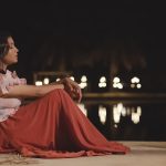 හිතින් අපි ආ දුර බොහෝමයි දරාගෙන අපි අපිවම...! - නුඹේ උණුසුම් හාදුවෙන් -හිතින් අපි ආ දුර බොහෝමයි දරාගෙන අපි අපිවම...! - නුඹේ උණුසුම් හාදුවෙන් -උන්මාදනීය ජීවානන්දයක ආස්වාදයත් බලාපොරොත්තුවේ ආලෝකයත් සදාකාලෙටම ඉතිරි කර ගිය මතකයත් යන සියල්ලම නුඹ නිසාය. මේ සියලු හැඟීම් වචන කරන්නේ හදවතේ ගැඹුරුතම ඉසව්වේ අගුළු හැර නවාතැන් ගත් නුඹ වෙනුවෙන්මය. කාලයත් සමඟ ජීවිතයට යන එන අය අතරේ සමහර හදවත් අපේ මුළු ජීවිත කාලෙටම සෑහෙන මතක ගොන්නක් හදවතේ ගැඹුරුම තැන් වල සනිටුහන් කර යයි. ජීවිතය තුළ අන් කිසිවකුත් ඔවුන්ට ආදේශ කළ නොහැකිය. ජීවිතේ කල් ඉකුත් වන්නට ප්‍රථම ඒ රැස් කර ගන්නා මතක බොහෝ වෙලාවට අයිති වන්නේ ආදරේ වැඩියෙන්ම දැනුණු තැන් වලටය. ඉතින්, දැනුණු තැන නතර වීම කෙසේ වෙතත් ඒ දැනුණු හිත් දරාගෙන බොහෝ දුර පැමිණ අතරමඟකින් හැරෙන්නට වුවහොත් එය ඉතාමත් ඛේදනීය තත්ත්වයක් වනු ඇත. නමුත් මේ ජීවිතය සදාකාලෙටම නොවන බැවින් සංසාර ගනුදෙනු වල අවසානය දක්වා මේ චක්‍රයෙහි අප ගමන් ගත යුතුව ඇත. කෙසේ හෝ ඒ හමුවීම් ජීවිතයට ආශිර්වාදයක් සහ වාසනාවක් සේ දැනෙනු ඇත. ජීවිත වලින් නික්ම යාම සහ විරහව වැළඳ ගත් මොහොතක වුව ඒ දෙස උපේක්ෂාවෙන් බලන්නට ඒ හමුවීම් සහ ඒ හදවත් හේතු කාරණා වනු ඇත. "නුඹේ උණුසුම් හාදුවෙන්" ගීතය ද මෙවන් වූ උපේක්ෂා සහගත ඉසව්වෙන් ප්‍රේමයේ ගැඹුරුතම ස්වරයන් තුළින් හදවත් වලට කතා කරන නිර්මාණයකි. මෙය ඉතාමත් සුමියුරුව සියුමිණී ඔපයංගිගේ හඬින් ගැයෙන අතර හර්ෂනී දිනුෂා අධිකාරීගේ ඉතාමත් අලංකාර සහ අර්ථවත් පද රචනාව සහ කපිල අපරැක්කගේ සංගීත දායකත්වයෙන් නිර්මාණය වූවකි."නුඹේ උණුසුම් හාදුවෙන් මගේ හිත පිරීමදින්න ආදරේ තව සියුම් තැන් ඇති ලංවෙලා මට කියන්න..."ප්‍රේමයේ ගැඹුර කොයි තරම් ද යන වග හදවත් වලට දැනෙනුයේ අන් කවරදාටත් වඩා අනෙකාව දැනෙන ඔවුන් සමඟ ගෙවෙන එක් කුඩා මොහොතක් වුව මඟ හැර ගන්නට ලොබ බඳින, වචනයෙන් කියා ගත නොහැකි හැඟීම් පමණක් ම වන තැන් වලදීය. නුඹේ උණුසුම් හාදුවෙන් පිරිමැදෙන්නේ මා ගත නොවේ හිතය. ඒ මට නුඹව උපරිමව දැනෙන තැනය. ආදරේ තව අප නොවිඳි සියුම් මොහොතවල් පවා නුඹ සමඟ විඳින්නට හැකි නම් මා හට ඇති එකම සැනසුම එයයි. "යන්තමට හරි නුඹට හිතුනොත් මගේ හිත මගහරින්න මතක පැන් ටිකක් අරගෙන නුඹේ හිතටම ඉහින්න..."අපි දෙදෙනා ඇවිද ආ මාවතෙහි කොතැනක හෝ අතරමඟින් හැරෙන්නට කෙදිනක හෝ නුඹට සිතුණොත් අපේ මතක වලින් මතක පැන් ටිකක් ගෙන නුඹේ හිතට ඉසින්න. ඒ පද පෙළ ඉතාමත් රූපකාර්ථයෙන් අර්ථවත් ලෙස හැඩ ගන්වා තිබීම අපූර්වය. එහි සරල අර්ථය නම් නුඹට මාව මඟ හරින්නට සිතුණොත් අප දෙදෙනා එක්ව ගත කළ ඒ සොඳුරු දවස්, ඒ සුන්දර මතක කෙතරම් නම් ඉමිහිරිද යන්න වග යළි යළිත් ආවර්ජනය කර බලනු මැන යන්නයි. "හිතින් අපි ආ දුර බොහෝමයි දරාගෙන අපි අපිවම හිතේ ගැඹුරුම තැනක ලිව්වා මගේ ප්‍රේමය නුඹටම..."නුඹව හමු වී ගත වූ කාලය කෙතරම් කෙටි ද දිගු ද යන්න කෙසේ වෙතත් හිතින් අපි අපිව දරාගෙන අපි අපිව බෙදා ගනිමින් සනසවමින් පැමිණි දුර බොහෝමය. එය සංසාරයක් තරම් දිගු බවක් උසුලන බව දැනෙයි. ඉතින්, කිසිවෙකුටත් ඇතුළු වීමේ ප්‍රවේශ නොදුන් මගේ හදවතේ ගැඹුරුතම තැනක හරි පරිස්සමට මම නුඹේ නමට මගේ ප්‍රේමය සදාකාලෙටම ලියා තැබුවෙමි."කඩන් වැටෙනා පුංචි තරුවක් දෙස බලන් මම හිතන්නම් සසර ගනුදෙනු ඉවර වෙනකන්නුඹව විතරක් පතන්නම්..."නුඹත් මමත් හිඳින මේ විසල් අහස දෙස බලන හැම මොහොතකම කඩන් වැටෙනා පුංචි තරුවක මම මගේ ප්‍රාර්ථනාවන් නුඹ නමින් තබන්නෙමි. ඒ හැම මොහොතකම නුඹේ සතුටම ප්‍රාර්ථනා කරන්නෙමි. සංසාර චක්‍රයෙහි ගනුදෙනු සියල්ලම අවසාන වන තෙක් නුඹව පමණක් පතන්නෙමි. මේ පිවිතුරුම හැඟීම් නුඹ නමින් පමණක් ම වනු ඇති."හිතේ කකියන හුඟක් දේවල් ඇස් පියන් මට කියන්න නුඹයි හිටියේ මගේ තනියට මගේ කියලා දැනෙන්න..."මගේ හදවතේ පැන නඟින සියලු සිතුවිලි නොසඟවා නොරවටා කිව හැකි කෙනෙක් සිටියා නම් ඒ නුඹය. හිතේ සිර කරගෙන සිටි බොහෝ දෑ සහ අදටත් කිසිවෙකු සමඟ නොකී ඇතැම් දේ ගැන නිදහසේ නිවී සැනසිල්ලේ ඇස් පියන් වුව තොරක් නොමැතිව කියන්නට මට සිටියේ නුඹ පමණමය. සිතට එන හැමදේම බෙදා හදා ගන්නට හැම හුදෙකලා මොහොතකම මගේ යැයි මං හදවතින් බදා ගත් කෙනෙක් වේ නම් මගේ තනියට සිටි ඒ නුඹමය. නමුත් මා නොදන්නා කාරණාව නම් නුඹට එය කෙසේ දැයි යන්න වග පමණි."නුඹයි ආවේ මා සොයාගෙන ආදරේ කවි ලියන්න මගේ හිත ළඟ නතර උනෙ ඇයි කවදහරි මට කියන්න..."දයාලූ හස්තයෙන් මගේ හිත පිරිමැද ආදරේ කවි මල් ද රැගෙන මා සොයා මගේ ජීවිතයට කොහේදෝ සිට පැමිණියේ නුඹය. නොසිතූ මොහොතක නොසිතූ අයුරින් ආදරේට අරුත් රැගෙන මගේ ජීවිතය සැරසුවේ නුඹය. එදා පටන් ආදරේ කවි ලියූවේ නුඹ නමින් ය. නමුදු මට නුඹෙන් අසන්නට ඇත්තේ මෙය පමණමයි. ජීවිතේ කෙදිනක හෝ නුඹට සිතුණොත් මට මෙය කියන්න. "මගේ හිත ළඟ නතර උනෙ ඇයි කවදහරි මට කියන්න" එහෙම දවසක් එනතුරුම මම මඟබලාගෙන හිඳින්නෙමි.ආදරය යනු අයිති කර ගැනීමට වඩා ගැඹුරක් දරන පිවිතුරුම හැඟීමක් බවට මේ ගීතය සාක්ෂි දරයි. මෙයට සවන් දෙන සෑම මොහොතකම භාවනාවක් සේ සමවැදෙන අයුරින් සහෘද හදවත් ඇද බැඳ තබා ගන්නා අතර මෙම නිර්මාණය ආදරේ ගැඹුර මනා ලෙස හදවත තුළ රඳවයි. සමාජය තුළ ගී රසාස්වාදය වැඩි දියුණු වීම සඳහා මෙවන් වූ සෞම්‍ය ගණයේ ගීත නිර්මාණය වීම බෙහෙවින් ඇවැසිමය. ඉතින්, මේ සක්වළල්ල තුළ ප්‍රේමය නමින් පණ ගැහෙන ජීවිත මතක වලට සහ පිවිතුරු ආදරයන්ට මෙම ගීතය තුළින් ගැඹුරු සෞන්දර්යයක් එක් කරනු ඇත.-නවෝද්‍යා ධනංජනී-