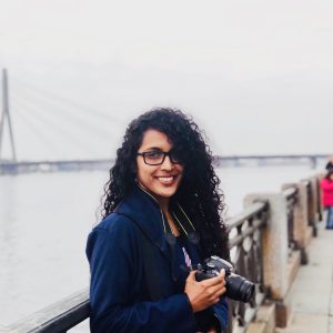 හමුවීම්, හිමිවීම් අතරේ වෙන්වීම්, සහ අහිමිවීම් එක්ක ගෙවෙන මොහොතවල් එක්කාසු වුණු මේ ජීවිතේ, නොයෙක් ආකාරයේ මං මාවත් වල ඇවිද යන්නට ඔබටත් මටත් සිදු වේ. මේ සියලු කාරණාවන් ඔස්සේ ප්රේමය කියන්නේ බලාපොරොත්තු ගොන්නක මැවුම්කාර හැඟීමකි. ඒ මැවුම්කාර සිතුවිලි වලට ජීවය දෙන්නේ කවුරුන් හෝ හදවතේ කොනක ඉතිරි කළ ගිය මතකයක් වන්නට පුළුවන.විඳින්නට නම් කොතෙක් දෑ තිබුණත්, මා සමීපයේ නුඹ නොමැති වීම හදවත පුරා උඩු දුවන තනිකම හෝ පාළුවට වග කියන්නකි. ඒ සියල්ලක් සිතුවිලි අතරේ නුඹේ ඡායාව මනස්පටයේ ඇඳීමත් ඒ සමඟින් නුඹව සිහි වීමත් නොනවතින සිද්ධි දාමයකින් බැඳී ඇත. මේ ගීතය මා හට නුඹව මතක් වන බව කීමට ය. "නුඹට ඉන්නට තිබුණා මා ළඟ" ගීතය නිමැවෙන්නේ ගැඹුරු හඬකින් නිවුණු හැඟීම් වලට කතා කරන ගායක චාමර ප්රනාන්දුගේ හඬට ඔහුගේම සංගීත සංකලනයන් මුසු කරමින් දුලී ගුණවර්ධනගේ පද නිර්මාණයට ජීවය දෙමිනි. "බිමට නැමි ඉති.. ඉද්ද මල් මැද... ඉවරයක් නැතී.. කතා කිය කිය... දෑත් පටලන්.. ඇවිද යන්නට... නුඹට ඉන්නට තිබුනා මා ළඟ..." ඉද්ද මල් ඉහිරුණු සුදෝ සුදු මල් මාවත් දිගේ නිමාවක් නැති කතා කියමින් ඉමක් කොනක් නොපෙනෙනා දෙසකට දෑත් පටලන් හෙමි හෙමින් ඇවිද යන්නට, මා එක්ක නුඹට ඉන්නට තිබුණි. නමුත් මේ ජීවිත මාවතේ මං දැන් ඇවිද යන්නේ තනිව ය. නමුත් නුඹත් සිටියා නම් මතක් වන විට හදවතින් නැඟෙන ප්රේමයේ මතක හඬ මෙලෙසය. "නුඹත් සිටියා නම්...!", මේ ගමන කෙතරම් නම් සුන්දර වනු ඇත් ද? "නුඹට මා ලියූ.. කවිත් එක දෙක... මියුරු ස්වරයකින්.. ගයන මා දැක... සතුට නිම් හිම් නැතිව විඳිනට... නුඹට ඉන්නට තිබුනා මා ළඟ..." නුඹේ නමින් මා ලියූ කවියක් දෙකක් ගෙන ප්රේමයේ ස්වරයෙන් ගයන මා දැක ඇස් පුරා ලියැවෙන සතුට නිමක් නැති ලෙසක මාත් සමඟින් එකට විඳින්නට මා සමීපයේ නුඹට ඉන්නට තිබුණමුත් අද මා හා නුඹ නොමැති වීම කුමක්දෝ හිස් බවකින් මා පෙළයි. මේ වචන තුළ ඇත්තේ නුඹව මතක් වෙන වාරයක් පාසා ගැහෙන හදවතක රිද්මයයි. "සිහින් සීතල.. ගත වෙලෙන විට... උරහිසේ හිස.. හොවා හෙමිහිට... සුසුම් අහුරක සුවය විඳිනට... නුඹට ඉන්නට තිබුනා මා ළඟ...' සීතල යාමයක නුඹේ උරහිසට වාරු වී හිස හොවා හෙමිහිට ජීවිතේ නිවීමක සැනසීම ලබන්නට, උණුසුම් සුසුමක සුවය විඳිනට මා ළඟින් නුඹට ඉන්නට තිබුණි. නමුත් තවදුරටත් එවන් වූ රෝමාන්තික හැඟීම් මෙහි නැත. නුඹත් සිටියා නම් ප්රේමයෙන් හදවත සුවඳ කරනා අයුරු විඳින්නට තිබු බව නුඹ දැන ගත යුතුය. මෙහිදී සහෘද හදවත් තුළ ඔවුන්නොවුන්ගේ අත්දැකීම් චිත්රණය කරමින් ගීතය පුරාවට ඒ සියල්ල ජීවමාන වන ආකාරයෙන් පද රචනාව නිමවා තිබීම අපූර්වය. "රැයේ සීතලේ.. ගුලිව තුරුලට... සැලුනු මල් කෙමී.. සුවය විඳ විඳ... දෙතොල් පහසක රසය විඳිනට... නුඹට ඉන්නට තිබුනා මා ළඟ..." රැය පුරා සිහින් සීතලෙන් ගෙවෙන මොහොතක ප්රේමාන්විත සුසුමකින්, උණුසුම් වූ හාදුවකින් සැනසෙන්නට නුඹට තුරුලුව, ප්රේමයේ රස මුසු තැන් සොයා යන්නට, සැලුනු මල් කෙමි සුවය විඳිමින් දෙතොල් පහසින් දොඩමළු වන සුසුම් හුවමාරුවක පහස ලබන්නට මා ළඟින් නුඹට ඉන්නට තිබුණි. නමුත් දැන් එය මගේ මනස්පටයේ ඇඳුණු සිහිනමය සිතුවිල්ලක් පමණක් බවට සීමා වී හමාරය. මේ ප්රේමණීය හැඟීම් සියල්ලම මා හට බෙදා ගන්නට නුඹත් සිටියා නම් අද කොතරම් නම් සොඳුරු ද? බලාපොරොත්තු නම් විසල් ය. නමුත් යථාර්ථය ඊට වඩා වෙනස් ය. ඉතින්, මේ වචන නුඹට ය. මේ ගැයෙන්නේ මොහොතක් පාසා හදවතින් මතක් කරන නුඹට ය. ළඟින් ඉන්නට තිබුණත් මෙහි නොමැති නුඹට ය...! මෙම ගීතයේ සංගීතය සහ හඬ තුළින් අසන්නන්ගේ හදවතේ අගුළු ලා ඇති ගැඹුරුම ඉසව් පවා සියුම්ව ස්පර්ශ කර ඇත. විරහවක් සහ වේදනාත්මක බවක් මෙහි ගැබ්ව ඇති මුත් මෙයින් එය ඉස්මතු කර දක්වන ආකාරය ඉතාමත් අගනේය. එසේම එය අසන්නන්ට ආවේණික අයුරින් ඔවුනොවුන්ගේ කතාවට ආදේශ කර ගැනීමට හැකි ලෙස අර්ථවත් පද නිර්මාණයකින් නිමවී තිබීම අපූර්වය. "නුඹට ඉන්නට තිබුණා මා ළඟ" ගීතය ජීවිතයට මුසු වන ප්රේමන්විත මොහොතවල් යළි යළිත් පණ හදවත් වල සිත්තම් කරවන්නට සමත් නිර්මාණයක් බව කිව හැකිය. -නවෝද්යා ධනංජනී-