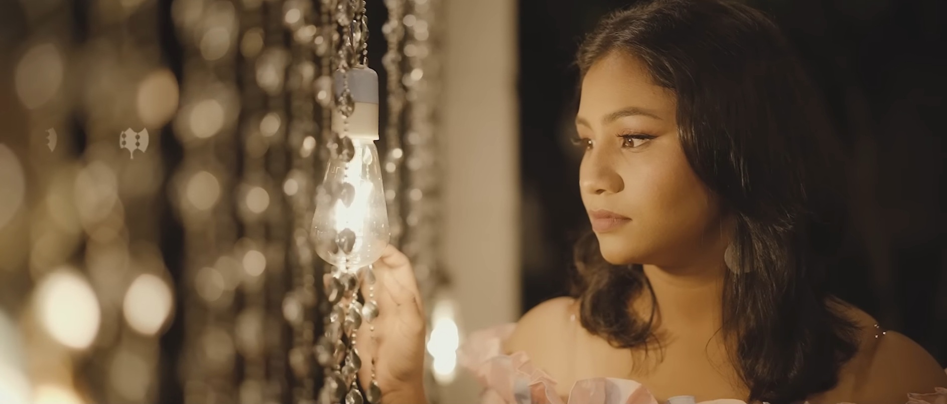 හිතින් අපි ආ දුර බොහෝමයි දරාගෙන අපි අපිවම...! - නුඹේ උණුසුම් හාදුවෙන් - උන්මාදනීය ජීවානන්දයක ආස්වාදයත් බලාපොරොත්තුවේ ආලෝකයත් සදාකාලෙටම ඉතිරි කර ගිය මතකයත් යන සියල්ලම නුඹ නිසාය. මේ සියලු හැඟීම් වචන කරන්නේ හදවතේ ගැඹුරුතම ඉසව්වේ අගුළු හැර නවාතැන් ගත් නුඹ වෙනුවෙන්මය. කාලයත් සමඟ ජීවිතයට යන එන අය අතරේ සමහර හදවත් අපේ මුළු ජීවිත කාලෙටම සෑහෙන මතක ගොන්නක් හදවතේ ගැඹුරුම තැන් වල සනිටුහන් කර යයි. ජීවිතය තුළ අන් කිසිවකුත් ඔවුන්ට ආදේශ කළ නොහැකිය. ජීවිතේ කල් ඉකුත් වන්නට ප්‍රථම ඒ රැස් කර ගන්නා මතක බොහෝ වෙලාවට අයිති වන්නේ ආදරේ වැඩියෙන්ම දැනුණු තැන් වලටය. ඉතින්, දැනුණු තැන නතර වීම කෙසේ වෙතත් ඒ දැනුණු හිත් දරාගෙන බොහෝ දුර පැමිණ අතරමඟකින් හැරෙන්නට වුවහොත් එය ඉතාමත් ඛේදනීය තත්ත්වයක් වනු ඇත. නමුත් මේ ජීවිතය සදාකාලෙටම නොවන බැවින් සංසාර ගනුදෙනු වල අවසානය දක්වා මේ චක්‍රයෙහි අප ගමන් ගත යුතුව ඇත. කෙසේ හෝ ඒ හමුවීම් ජීවිතයට ආශිර්වාදයක් සහ වාසනාවක් සේ දැනෙනු ඇත. ජීවිත වලින් නික්ම යාම සහ විරහව වැළඳ ගත් මොහොතක වුව ඒ දෙස උපේක්ෂාවෙන් බලන්නට ඒ හමුවීම් සහ ඒ හදවත් හේතු කාරණා වනු ඇත. "නුඹේ උණුසුම් හාදුවෙන්" ගීතය ද මෙවන් වූ උපේක්ෂා සහගත ඉසව්වෙන් ප්‍රේමයේ ගැඹුරුතම ස්වරයන් තුළින් හදවත් වලට කතා කරන නිර්මාණයකි. මෙය ඉතාමත් සුමියුරුව සියුමිණී ඔපයංගිගේ හඬින් ගැයෙන අතර හර්ෂනී දිනුෂා අධිකාරීගේ ඉතාමත් අලංකාර සහ අර්ථවත් පද රචනාව සහ කපිල අපරැක්කගේ සංගීත දායකත්වයෙන් නිර්මාණය වූවකි. "නුඹේ උණුසුම් හාදුවෙන් මගේ හිත පිරීමදින්න ආදරේ තව සියුම් තැන් ඇති ලංවෙලා මට කියන්න..." ප්‍රේමයේ ගැඹුර කොයි තරම් ද යන වග හදවත් වලට දැනෙනුයේ අන් කවරදාටත් වඩා අනෙකාව දැනෙන ඔවුන් සමඟ ගෙවෙන එක් කුඩා මොහොතක් වුව මඟ හැර ගන්නට ලොබ බඳින, වචනයෙන් කියා ගත නොහැකි හැඟීම් පමණක් ම වන තැන් වලදීය. නුඹේ උණුසුම් හාදුවෙන් පිරිමැදෙන්නේ මා ගත නොවේ හිතය. ඒ මට නුඹව උපරිමව දැනෙන තැනය. ආදරේ තව අප නොවිඳි සියුම් මොහොතවල් පවා නුඹ සමඟ විඳින්නට හැකි නම් මා හට ඇති එකම සැනසුම එයයි. "යන්තමට හරි නුඹට හිතුනොත් මගේ හිත මගහරින්න මතක පැන් ටිකක් අරගෙන නුඹේ හිතටම ඉහින්න..." අපි දෙදෙනා ඇවිද ආ මාවතෙහි කොතැනක හෝ අතරමඟින් හැරෙන්නට කෙදිනක හෝ නුඹට සිතුණොත් අපේ මතක වලින් මතක පැන් ටිකක් ගෙන නුඹේ හිතට ඉසින්න. ඒ පද පෙළ ඉතාමත් රූපකාර්ථයෙන් අර්ථවත් ලෙස හැඩ ගන්වා තිබීම අපූර්වය. එහි සරල අර්ථය නම් නුඹට මාව මඟ හරින්නට සිතුණොත් අප දෙදෙනා එක්ව ගත කළ ඒ සොඳුරු දවස්, ඒ සුන්දර මතක කෙතරම් නම් ඉමිහිරිද යන්න වග යළි යළිත් ආවර්ජනය කර බලනු මැන යන්නයි. "හිතින් අපි ආ දුර බොහෝමයි දරාගෙන අපි අපිවම හිතේ ගැඹුරුම තැනක ලිව්වා මගේ ප්‍රේමය නුඹටම..." නුඹව හමු වී ගත වූ කාලය කෙතරම් කෙටි ද දිගු ද යන්න කෙසේ වෙතත් හිතින් අපි අපිව දරාගෙන අපි අපිව බෙදා ගනිමින් සනසවමින් පැමිණි දුර බොහෝමය. එය සංසාරයක් තරම් දිගු බවක් උසුලන බව දැනෙයි. ඉතින්, කිසිවෙකුටත් ඇතුළු වීමේ ප්‍රවේශ නොදුන් මගේ හදවතේ ගැඹුරුතම තැනක හරි පරිස්සමට මම නුඹේ නමට මගේ ප්‍රේමය සදාකාලෙටම ලියා තැබුවෙමි. "කඩන් වැටෙනා පුංචි තරුවක් දෙස බලන් මම හිතන්නම් සසර ගනුදෙනු ඉවර වෙනකන් නුඹව විතරක් පතන්නම්..." නුඹත් මමත් හිඳින මේ විසල් අහස දෙස බලන හැම මොහොතකම කඩන් වැටෙනා පුංචි තරුවක මම මගේ ප්‍රාර්ථනාවන් නුඹ නමින් තබන්නෙමි. ඒ හැම මොහොතකම නුඹේ සතුටම ප්‍රාර්ථනා කරන්නෙමි. සංසාර චක්‍රයෙහි ගනුදෙනු සියල්ලම අවසාන වන තෙක් නුඹව පමණක් පතන්නෙමි. මේ පිවිතුරුම හැඟීම් නුඹ නමින් පමණක් ම වනු ඇති. "හිතේ කකියන හුඟක් දේවල් ඇස් පියන් මට කියන්න නුඹයි හිටියේ මගේ තනියට මගේ කියලා දැනෙන්න..." මගේ හදවතේ පැන නඟින සියලු සිතුවිලි නොසඟවා නොරවටා කිව හැකි කෙනෙක් සිටියා නම් ඒ නුඹය. හිතේ සිර කරගෙන සිටි බොහෝ දෑ සහ අදටත් කිසිවෙකු සමඟ නොකී ඇතැම් දේ ගැන නිදහසේ නිවී සැනසිල්ලේ ඇස් පියන් වුව තොරක් නොමැතිව කියන්නට මට සිටියේ නුඹ පමණමය. සිතට එන හැමදේම බෙදා හදා ගන්නට හැම හුදෙකලා මොහොතකම මගේ යැයි මං හදවතින් බදා ගත් කෙනෙක් වේ නම් මගේ තනියට සිටි ඒ නුඹමය. නමුත් මා නොදන්නා කාරණාව නම් නුඹට එය කෙසේ දැයි යන්න වග පමණි. "නුඹයි ආවේ මා සොයාගෙන ආදරේ කවි ලියන්න මගේ හිත ළඟ නතර උනෙ ඇයි කවදහරි මට කියන්න..." දයාලූ හස්තයෙන් මගේ හිත පිරිමැද ආදරේ කවි මල් ද රැගෙන මා සොයා මගේ ජීවිතයට කොහේදෝ සිට පැමිණියේ නුඹය. නොසිතූ මොහොතක නොසිතූ අයුරින් ආදරේට අරුත් රැගෙන මගේ ජීවිතය සැරසුවේ නුඹය. එදා පටන් ආදරේ කවි ලියූවේ නුඹ නමින් ය. නමුදු මට නුඹෙන් අසන්නට ඇත්තේ මෙය පමණමයි. ජීවිතේ කෙදිනක හෝ නුඹට සිතුණොත් මට මෙය කියන්න. "මගේ හිත ළඟ නතර උනෙ ඇයි කවදහරි මට කියන්න" එහෙම දවසක් එනතුරුම මම මඟබලාගෙන හිඳින්නෙමි. ආදරය යනු අයිති කර ගැනීමට වඩා ගැඹුරක් දරන පිවිතුරුම හැඟීමක් බවට මේ ගීතය සාක්ෂි දරයි. මෙයට සවන් දෙන සෑම මොහොතකම භාවනාවක් සේ සමවැදෙන අයුරින් සහෘද හදවත් ඇද බැඳ තබා ගන්නා අතර මෙම නිර්මාණය ආදරේ ගැඹුර මනා ලෙස හදවත තුළ රඳවයි. සමාජය තුළ ගී රසාස්වාදය වැඩි දියුණු වීම සඳහා මෙවන් වූ සෞම්‍ය ගණයේ ගීත නිර්මාණය වීම බෙහෙවින් ඇවැසිමය. ඉතින්, මේ සක්වළල්ල තුළ ප්‍රේමය නමින් පණ ගැහෙන ජීවිත මතක වලට සහ පිවිතුරු ආදරයන්ට මෙම ගීතය තුළින් ගැඹුරු සෞන්දර්යයක් එක් කරනු ඇත. -නවෝද්‍යා ධනංජනී-