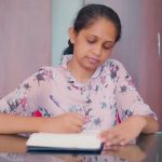 තුන් මංසලේ ඉන්න අප්පච්චි මම තමයි! -දූවරුම තුන් දෙනෙක්- "දූගෙ අප්පච්චි!" තාත්තා කෙනෙක්ට දුවෙක් කියන්නෙ මහමෙරක් තරම් වටින බැඳීමක්. පිය පුතු සෙනෙහසත් ඒ තරම්ම ශක්තිමත් බව ඇත්තක් නමුත් දූවරු සහ අප්පච්චිලා අතරේ ඇති බැඳීම ඊට නොදෙවෙනිය. රෝස මලක් සේ ඇති දැඩි කර කිරිල්ලියක සේ නිදහසේ ඉගිල යන්නට පියාපත් දී නිඬවම දෑස් දල්වා බලා හිඳින නිහඬ ප්‍රේමවන්තයා ඔහුය. වගකීම් සහ වගවීම් වලින් නිදහස්ව ඇගේ ජීවිතේ හොඳම කාලය ඇයට විඳින්නට ඉඩහසර සදා දී, හදවතේ ගැඹුරක සඟවා ගත් අපිරිමිත සෙනෙහසත් සමඟ මැණිකක් සේ දූවරුන් රකින අප්පච්චිලාගේ කතාවයි මේ. මේ වචන පුතෙක්ටත් දුවෙක්ටත් කියා දූවරුම සිටින සියලු පියවරුන්ට සෙනෙහසේ තිලිණයකි. ජීවිතේ කෙදිනකවත් අත්නොහරින, අත්නොහැරෙන නොබිඳෙන බැඳීම් ඇති එකම තැන පවුලයි. දාහක් හේතු මැද වුව නොසෙල්වී ඉන්නට තරම් සවිය දෙන සෙනෙහසේ උල්පත එයයි. දුක් සුසුම් වියැකෙන්නට, හිනැහෙන්නට හේතු දුන් ආදරේ පවුර එයයි. එවන් පවුලකට දූවරුන් කියන්නේ තවත් ආලෝකයක් එක් කරන සඳ මඬලක් වැනිය. "දූවරුම තුන් දෙනෙක්" ගීතය එලෙස දූවරුන් පමණක් සිටින පවුලක පියෙකුගේ සුන්දර අත්දැකීම් සහ හැඟීම් පිළිබඳව ගැයෙන සොඳුරු නිර්මාණයකි. මෙම ගීතය දිනූෂා විජේරත්නගේ ගී පද රචනයෙන් සහ ලසන්ත අබේපාලගේ තනු නිර්මාණය සහ සංගීතය මුසු වී ඔහුගේම හඬින් ගැයෙන ගීයකි. "දූවරුම තුන් දෙනෙක්", පවුලක වාසනා මහියමයට ගී තිලිණයකි. "සඳ මෝරා නැගෙන්නට ගියා දස මාසයක් කුළුඳුලේ මගේ මැණික ගෙනාවේ සුදු දුවෙක් පරපුරේ උරුමයට හිටියේ නැහැ මට පුතෙක් මගේ පවුල හැඩ කළේ දූවරුම තුන් දෙනෙක්" දසමාසයක් ගොස් අවසන මගේ චන්ද්‍ර මණ්ඩලයේ සඳ නැඟී මගේ මුළු ලොවම එළිය කළේය. මෙලෙස "දුවෙකුගේ ඉපදීම" රූපකාර්ථයෙන් දක්වා තිබීම ඉතාමත් අපූර්වය. "කුළුඳුලේ මගෙ මැණික ගෙනාවේ සුදු දුවෙක්" යනුවෙන් "මගෙ මැණික" තුළින් තම බිරිඳට දක්වන අපිරිමිත සෙනෙහස ද ඉස්මතු වේ. සුමුදු සුසිනිඳු රෙදිකඩක ඔතාගෙන සුදුම සුදු දූ සිඟිත්තක් කුළුඳුලේ අපේ පවුලට පැමිණියේ මගේ මුළු ජීවිතයම එළිය කරමිනි. කවුරුත් කියන ලෙසට පරපුරේ උරුමය ඉදිරියට ගෙන යන්නට කියා මට පුතෙක් නොසිටියත් මගේ පවුල හැඩ කළේ දූවරුම තුන් දෙනෙකි. මගේ පවුලේ වාසනාව ඔවුන්ය. තුන් සඳක් පෑයු චන්ද්‍ර මණ්ඩලයක් මට දැන් හිමිය. "ගෙදර සිරියාවනම් ලොකු දුවේ නුඹ තමයි මද්දුමි හරි දඟයි කටකාරකම් ගොඩයි පොඩි දුවේ නුඹ මගේ වාසනා මහිමයයි පුතෙක් නැති අඩුව මට නොදැනුනා සත්තමයි" ලොකු දුවෙක් කියන්නෙම පවුලේ සිරියාව රැගෙන ආ මගේ කුළුදුල් තාරකාවියයි. "මද්දුමි" එසේ නැතහොත් පවුලේ දෙවෙනි දියණියගේ නම් හුරතලය උතුරා යන දඟකාරකම් එමටය. පොඩි දුව, නුඹ අප්පචිගේ වාසනා මහිමයයි. ඇත්තමයි නුඹලාගේ දඟකාරකම්, හැඩකාරකම්, කෙළිකවටකම් දකිමින් වින්දා මිස මට පුතෙක් නොමැති අඩුවක් කෙදිනකවත් දැනුනේ නැත. පුතෙක් මෙන් මගේ ශක්තිය ද දුවෙක් මෙන් මගේ සිරියාව ද නුඹලාය. "මල් පිපෙන මුත් ගසට මල් අයිති නෑ තමයි කැදලි හැර සියොතුන් ඉගිලයනවා හැබැයි රළ නැඟෙන තෙක් වෙරළ නිසසලව මඟ බලයි තුන් මංසලේ ඉන්න අප්පච්චි මං තමයි" ගස් සෙවණේ හැදී මල් පිපෙන බව නම් ඇත්තයි. නමුත් ගසට හැමදාටමත් ඒ මල් ළඟ තියා ගත නොහැකිය. එසේම කිරිල්ලියක් නම් ඇය කෙදිනක හෝ කැදැල්ලෙන් ඉගිල යා යුතුව ඇත. කිරිල්ලියන් ඇති දැඩි කර තටු හයිය කර ඔවුනට මේ ජීවිතය නමැති විසල් අහසේ නිදහසේ ඉගිල යන්නට ඉඩ සදා දිය යුතුය. දුවෙක් නම් කවදා හෝ විවාහයෙන් පසු තම පවුලෙන් වෙන් වී ස්වාමියාගේ පවුලට සම්බන්ධ වී යා යුතුව ඇත. එම වෙන්වීම මෙලෙස අපූර්ව උපමා සහ රූපලාර්ථයෙන් දක්වා තිබීම පද රචනයේ සොඳුරු ඉසව්ය. තමන්ගේ පවුලෙන් දුවෙකු වෙන්ව යාම පියෙකුගේ හදවතට කෙතරම් නම් වේදනාබර හැඟීමක්ද යන වග දූවරුන් සිටිනා පියවරුන්ගෙන් ඇසුවහොත් ඔවුන්ගේ වචන වලටත් කලින් කඳුළු ඉස්සර වනවා නිසැකය. එය එතරම්ම හදවතට බර කාරණාවකි. කෙසේ නමුත් රළ නැඟෙන තෙක් මේ වෙරළ නිහඬවම මඟ බලාගෙන හිඳියි යනුවෙන් නුඹලා ජීවිතේ ඉහළටම නැඟෙන තුරු වෙරළක් සේ අප්පච්චි නිහඬවම මඟ බලා හිඳින බව අපූර්ව ලෙස අර්ථවත් කර ඇත. ඉතින්, මගේ දූවරුනි, නුඹ මගේ ලෝකයයි. නිහඬ නිසසල සෙනෙහසත් තුරුලු කර නුඹ තිදෙනා යනෙන මේ තුන් මංසලේ ඉන්න අප්පච්චි මම තමයි! මෙහි දූවරුන් තිදෙනා යන මඟ " තුන් මංසල" යනුවෙන් අර්ථ ගන්වා තිබෙන අයුරු ඉතාමත් අගනේය. කිසිදිනෙක පියවරුන්ගේ වචන නොකළ සෙනෙහස සහ ඔහු තුළ දුවෙකුට ඇති බැඳීමේ මහිමය "දූවරුම තුන් දෙනෙක්" ගීතයෙන් ඉතාමත් සියුම්ව ගැයෙයි. ලසන්ත අබේපාලයන්ගේ හඬින් ඒ දාරක ස්නේහයේ හැඟීම් වඩාත් සුන්දර අයුරින් ඉස්මතු කරමින් පියෙකුගේ හඬ සහ ඔහුගේ සිතුවිලි ඒ තුළින් සහෘද හදවතට දැනෙන්නට සලස්වා ඇත. ඉතින්, තාත්තාට දුවෙක් කියන්නේ ඔහුගේ හදවතේ චන්ද්‍රාලෝකය ය. දුවෙකුගේ වීරයා ඇගේ තාත්තාය! දූවරුන් සිටින සියලු පියවරුන්ට සහ පියෙකුගේ ඒ ගැඹුරු සෙනෙහස විඳින දූවරුන්ට ද මෙම ගීය වටිනා තිලිණයක් වනු ඇත! -නවෝද්‍යා ධනංජනී-