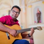 හිතින් අපි ආ දුර බොහෝමයි දරාගෙන අපි අපිවම...! - නුඹේ උණුසුම් හාදුවෙන් -උන්මාදනීය ජීවානන්දයක ආස්වාදයත් බලාපොරොත්තුවේ ආලෝකයත් සදාකාලෙටම ඉතිරි කර ගිය මතකයත් යන සියල්ලම නුඹ නිසාය. මේ සියලු හැඟීම් වචන කරන්නේ හදවතේ ගැඹුරුතම ඉසව්වේ අගුළු හැර නවාතැන් ගත් නුඹ වෙනුවෙන්මය. කාලයත් සමඟ ජීවිතයට යන එන අය අතරේ සමහර හදවත් අපේ මුළු ජීවිත කාලෙටම සෑහෙන මතක ගොන්නක් හදවතේ ගැඹුරුම තැන් වල සනිටුහන් කර යයි. ජීවිතය තුළ අන් කිසිවකුත් ඔවුන්ට ආදේශ කළ නොහැකිය. ජීවිතේ කල් ඉකුත් වන්නට ප්‍රථම ඒ රැස් කර ගන්නා මතක බොහෝ වෙලාවට අයිති වන්නේ ආදරේ වැඩියෙන්ම දැනුණු තැන් වලටය. ඉතින්, දැනුණු තැන නතර වීම කෙසේ වෙතත් ඒ දැනුණු හිත් දරාගෙන බොහෝ දුර පැමිණ අතරමඟකින් හැරෙන්නට වුවහොත් එය ඉතාමත් ඛේදනීය තත්ත්වයක් වනු ඇත. නමුත් මේ ජීවිතය සදාකාලෙටම නොවන බැවින් සංසාර ගනුදෙනු වල අවසානය දක්වා මේ චක්‍රයෙහි අප ගමන් ගත යුතුව ඇත. කෙසේ හෝ ඒ හමුවීම් ජීවිතයට ආශිර්වාදයක් සහ වාසනාවක් සේ දැනෙනු ඇත. ජීවිත වලින් නික්ම යාම සහ විරහව වැළඳ ගත් මොහොතක වුව ඒ දෙස උපේක්ෂාවෙන් බලන්නට ඒ හමුවීම් සහ ඒ හදවත් හේතු කාරණා වනු ඇත. "නුඹේ උණුසුම් හාදුවෙන්" ගීතය ද මෙවන් වූ උපේක්ෂා සහගත ඉසව්වෙන් ප්‍රේමයේ ගැඹුරුතම ස්වරයන් තුළින් හදවත් වලට කතා කරන නිර්මාණයකි. මෙය ඉතාමත් සුමියුරුව සියුමිණී ඔපයංගිගේ හඬින් ගැයෙන අතර හර්ෂනී දිනුෂා අධිකාරීගේ ඉතාමත් අලංකාර සහ අර්ථවත් පද රචනාව සහ කපිල අපරැක්කගේ සංගීත දායකත්වයෙන් නිර්මාණය වූවකි."නුඹේ උණුසුම් හාදුවෙන් මගේ හිත පිරීමදින්න ආදරේ තව සියුම් තැන් ඇති ලංවෙලා මට කියන්න..."ප්‍රේමයේ ගැඹුර කොයි තරම් ද යන වග හදවත් වලට දැනෙනුයේ අන් කවරදාටත් වඩා අනෙකාව දැනෙන ඔවුන් සමඟ ගෙවෙන එක් කුඩා මොහොතක් වුව මඟ හැර ගන්නට ලොබ බඳින, වචනයෙන් කියා ගත නොහැකි හැඟීම් පමණක් ම වන තැන් වලදීය. නුඹේ උණුසුම් හාදුවෙන් පිරිමැදෙන්නේ මා ගත නොවේ හිතය. ඒ මට නුඹව උපරිමව දැනෙන තැනය. ආදරේ තව අප නොවිඳි සියුම් මොහොතවල් පවා නුඹ සමඟ විඳින්නට හැකි නම් මා හට ඇති එකම සැනසුම එයයි. "යන්තමට හරි නුඹට හිතුනොත් මගේ හිත මගහරින්න මතක පැන් ටිකක් අරගෙන නුඹේ හිතටම ඉහින්න..."අපි දෙදෙනා ඇවිද ආ මාවතෙහි කොතැනක හෝ අතරමඟින් හැරෙන්නට කෙදිනක හෝ නුඹට සිතුණොත් අපේ මතක වලින් මතක පැන් ටිකක් ගෙන නුඹේ හිතට ඉසින්න. ඒ පද පෙළ ඉතාමත් රූපකාර්ථයෙන් අර්ථවත් ලෙස හැඩ ගන්වා තිබීම අපූර්වය. එහි සරල අර්ථය නම් නුඹට මාව මඟ හරින්නට සිතුණොත් අප දෙදෙනා එක්ව ගත කළ ඒ සොඳුරු දවස්, ඒ සුන්දර මතක කෙතරම් නම් ඉමිහිරිද යන්න වග යළි යළිත් ආවර්ජනය කර බලනු මැන යන්නයි. "හිතින් අපි ආ දුර බොහෝමයි දරාගෙන අපි අපිවම හිතේ ගැඹුරුම තැනක ලිව්වා මගේ ප්‍රේමය නුඹටම..."නුඹව හමු වී ගත වූ කාලය කෙතරම් කෙටි ද දිගු ද යන්න කෙසේ වෙතත් හිතින් අපි අපිව දරාගෙන අපි අපිව බෙදා ගනිමින් සනසවමින් පැමිණි දුර බොහෝමය. එය සංසාරයක් තරම් දිගු බවක් උසුලන බව දැනෙයි. ඉතින්, කිසිවෙකුටත් ඇතුළු වීමේ ප්‍රවේශ නොදුන් මගේ හදවතේ ගැඹුරුතම තැනක හරි පරිස්සමට මම නුඹේ නමට මගේ ප්‍රේමය සදාකාලෙටම ලියා තැබුවෙමි."කඩන් වැටෙනා පුංචි තරුවක් දෙස බලන් මම හිතන්නම් සසර ගනුදෙනු ඉවර වෙනකන්නුඹව විතරක් පතන්නම්..."නුඹත් මමත් හිඳින මේ විසල් අහස දෙස බලන හැම මොහොතකම කඩන් වැටෙනා පුංචි තරුවක මම මගේ ප්‍රාර්ථනාවන් නුඹ නමින් තබන්නෙමි. ඒ හැම මොහොතකම නුඹේ සතුටම ප්‍රාර්ථනා කරන්නෙමි. සංසාර චක්‍රයෙහි ගනුදෙනු සියල්ලම අවසාන වන තෙක් නුඹව පමණක් පතන්නෙමි. මේ පිවිතුරුම හැඟීම් නුඹ නමින් පමණක් ම වනු ඇති."හිතේ කකියන හුඟක් දේවල් ඇස් පියන් මට කියන්න නුඹයි හිටියේ මගේ තනියට මගේ කියලා දැනෙන්න..."මගේ හදවතේ පැන නඟින සියලු සිතුවිලි නොසඟවා නොරවටා කිව හැකි කෙනෙක් සිටියා නම් ඒ නුඹය. හිතේ සිර කරගෙන සිටි බොහෝ දෑ සහ අදටත් කිසිවෙකු සමඟ නොකී ඇතැම් දේ ගැන නිදහසේ නිවී සැනසිල්ලේ ඇස් පියන් වුව තොරක් නොමැතිව කියන්නට මට සිටියේ නුඹ පමණමය. සිතට එන හැමදේම බෙදා හදා ගන්නට හැම හුදෙකලා මොහොතකම මගේ යැයි මං හදවතින් බදා ගත් කෙනෙක් වේ නම් මගේ තනියට සිටි ඒ නුඹමය. නමුත් මා නොදන්නා කාරණාව නම් නුඹට එය කෙසේ දැයි යන්න වග පමණි."නුඹයි ආවේ මා සොයාගෙන ආදරේ කවි ලියන්න මගේ හිත ළඟ නතර උනෙ ඇයි කවදහරි මට කියන්න..."දයාලූ හස්තයෙන් මගේ හිත පිරිමැද ආදරේ කවි මල් ද රැගෙන මා සොයා මගේ ජීවිතයට කොහේදෝ සිට පැමිණියේ නුඹය. නොසිතූ මොහොතක නොසිතූ අයුරින් ආදරේට අරුත් රැගෙන මගේ ජීවිතය සැරසුවේ නුඹය. එදා පටන් ආදරේ කවි ලියූවේ නුඹ නමින් ය. නමුදු මට නුඹෙන් අසන්නට ඇත්තේ මෙය පමණමයි. ජීවිතේ කෙදිනක හෝ නුඹට සිතුණොත් මට මෙය කියන්න. "මගේ හිත ළඟ නතර උනෙ ඇයි කවදහරි මට කියන්න" එහෙම දවසක් එනතුරුම මම මඟබලාගෙන හිඳින්නෙමි.ආදරය යනු අයිති කර ගැනීමට වඩා ගැඹුරක් දරන පිවිතුරුම හැඟීමක් බවට මේ ගීතය සාක්ෂි දරයි. මෙයට සවන් දෙන සෑම මොහොතකම භාවනාවක් සේ සමවැදෙන අයුරින් සහෘද හදවත් ඇද බැඳ තබා ගන්නා අතර මෙම නිර්මාණය ආදරේ ගැඹුර මනා ලෙස හදවත තුළ රඳවයි. සමාජය තුළ ගී රසාස්වාදය වැඩි දියුණු වීම සඳහා මෙවන් වූ සෞම්‍ය ගණයේ ගීත නිර්මාණය වීම බෙහෙවින් ඇවැසිමය. ඉතින්, මේ සක්වළල්ල තුළ ප්‍රේමය නමින් පණ ගැහෙන ජීවිත මතක වලට සහ පිවිතුරු ආදරයන්ට මෙම ගීතය තුළින් ගැඹුරු සෞන්දර්යයක් එක් කරනු ඇත.-නවෝද්‍යා ධනංජනී-