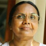 විකල්ප කොළඹ - මහ දූපතෙන් ඔබ්බට කෘතිය : කෘතීම දූපත් කර්තෘ : සුනේත්‍රා රාජකරුණානායක 'සිස්ටම් චේන්ජ් එකක්" යන්න පසුගිය වර්ශවලදී වඩ වඩාත් කියවූ වචන අතර තවත් එකකි. එය හුදු සාංකල්පීය අවශ්‍යතාවක් නොව එරට පුරවැසියා විසින් අත්පත් කරගත යුත්තක් යැයි බොහෝ මිනිසුන් විසින් සිතනු ලබයි. සෑම දෙනෙක් ම පාහේ මෙවැනි වෙනසක් අවශ්‍ය බව කියති. නමුත් ඒ අවශ්‍යතාව සපුරාලීම සඳහා අප කුමන මාවතක ගමන් කළ යුතුද, එය දන්නේ කවුරුන්ද යන්න ගැටළුවක් පැන නගිමින් ඇති අවධියක ඒ සඳහා සුලු අඩි පාරක් පෙන්නුම් කරන්නාවූ කෘතියක් ලෙස කෘතීම දූපත් හැදින්විය හැක. අප කවුරුත් හඳුනන සම්මානලාභී සුනේත්‍රා රාජකරුණානායක කතුවරිය විසින් රචිත මේ කෘතියේදී කතා සාරය වන්නේ 2045 දී පමන වන විට මහ දූපත එනම් ශ්‍රී ලංකාවෙන් එපිට මුහුදු තීරයේ කොළඹ 17 නමින් ඉදිවන කෘතිම දූපත් සමූහයක් ගැන වෙයි. කතුවරියගේ අනික් කෘති මෙන්ම මෙහිද ඇයගේ පර්යේෂණ ක්‍රියාවලියක අතුරු ඵලයක් ලෙස බිහිවී ඇති ⁣මේ ග්‍රන්ථය කියවීමේන් රසිකයන් හට තොරතුරු උකහා ගන්නා අතර රස විඳීමට ඉඩ හසර සලස්වා තිබේ. සාමාන්‍ය පාඨක මනසට ගෝචර නොවන සුලු පාරිසරික විද්‍යාව, භූගර්භ විද්‍යාව වැනි සංකීර්ණ වූ පසුබිමක ගොඩනැගෙන මේ කතාව ඇතැම් විට නීරස වූ මාතෘකාවක් ගොඩනගා ඇති යැයි සිතූවද මේ ග්‍රන්ථය ඉතා සෙමින් හා සක්‍රීයව ⁣කියවන විට මේ අති සංකීර්ණය යැයි සිතිය හැකි කරුණු සරල, මානූශීය හැඟීම් දනවන කුඩා ⁣⁣ක්ෂේම භූමියකට පාලමක් විවෘත කරයි. ⁣මෙහි කතා සාරය වනාහී අපාරාජිත් නම් අනූපස් හැවිරිදි පුද්ගලයෙකු වටා ගෙතී තිබේ. අපරාජිත් ඉංජිනේරුවකු, භූගර්භ විද්‍යාඥයෙකු, සාගර විද්‍යාඥයෙකු හා මහ දූපතේ ජරා ජීර්ණ දේශපාලනයෙන් හෙම්බත් වූවකු වශයෙන් හඳුනා⁣ගත හැක. වසර ගණනක් මුළුල්ලේ ඔහුගේ (මිතුරියක්) සමඟ කරන්නා වූ පර්යේක්ෂණාවලියක අවසන් ප්‍රතිඵල වශයෙන් මහ දූපටත ඔබ්බෙන් නිවාස හා කෞතුකාගාර පද්ධතියක් ලෙස ගොඩනැගෙන්නේ ඒ ඔහු දකින සිහිනයයි. යට කියූ පරිදි මෙහි ගැබ්ව ඇති කතාව මූලික වශයෙන් ප්‍රධාන ධාරා දෙකක් ඔස්සේ ගලා යයි. ඉන් පළමු වැන්න නම් මහ දූපතේ ඇති ජරාජීර්ණ දේශපාලනික, සංස්කෘතික පෙකණි වැලෙන් මිදී නව ලෝකයක්, වෙනස් විදිහට හිතන  පිරිසක් ඇති භූමියක් බවට පත් කිරීමේ අභිලාෂය යි. "මහ දූපතේ තිබුණේ ළමයෙක් ඉස්කෝලෙකට දා ගැනීමේ ඉඳලා විදේශ ශිෂ්‍යත්වයක් ලබා ගැනීම දක්වා දෙමාපියො වංචනික ලේඛන සැලසීමේ ක්‍රමයක්. ඉතාම කුඩා ගෙයක් හදන්න පවා ප්‍රාදේශීය සභාවකින් අනුමත කරගන්න පගාවක් දිය යුතු වුණා. රජයට භාණ්ඩ සපයන හැම ටෙන්ඩර් එකක්ම පගාවලින් තර වුණා. දූෂණ වංචා නතර කරන්න කියලා කවුරු හරි බලයට ආවම කලින් හිටිය මීයෝ ටික ඒ නැවෙන් මේ නැවට පැනීම සුලභ දර්ශනයක් වුණා. මෙහෙම කෙටියෙන් කියන්න බැරි තරම් හිරිකිත වැඩ සිද්ධ වෙන කොට ඒවා නිරාවරණය කරන්න බැරි තරමෙ අවුල් ඇතිවෙලා තිබුණා. එතකොට අපි මේ කවදාවත් හදන්න බැරි විදිහේ කෘතිම දූපතක යෝජනාවක් ගෙනාවේ නව පාලන ක්‍රමයක් එක්කයි." (පිටුව 81) තව දුරටත් මහ දූපතේ පවතින පාලනතන්ත්‍රයේ නෛතික, දේශපාලනික, ආකල්පමය වශයෙන් මුල්බැසගෙන ඇති අක්‍රමිකතාවලින් වියුක්ත නව අවකාශයක් ගොඩනැගිමේ සිහිනය අපරාජිත් තුල තිබේ. සමහර විට ඔහු මහ දූපතේ වෙසෙන කාලය අතරතුර ඔහු මුහුණ දුන් අත්දැකීම් නිසාවෙන් මෙවැනි තීරණයක එල්බගෙන සිටියා විය හැක. ඒ පිළිබඳ ව සඳහනක් නැතත් පහත ප්‍රකාශය හා සසඳන කළ ඔහුගේ එක් අභිප්‍රායක් වනුයේ දේශපාලන පක්ශ වශයෙන් හෝ පන්ති වශයෙන්, ස්ත්‍රි පුරුශ වශයෙන්, ජාති වශයෙන්, ආගම් වශ⁣යෙන් හෝ මොනයම් හෝ ආකාරයකින් වෙන් කොට මිනිසා වෙනස් ප්‍රාණියෙකැයි බලා වෙනස් වශයෙන් සලකන සමාජයක් වෙනුවට මිනිසා යනු අනෙකාගේ රුචි අරුචිකම්වලට ගරු කරන, අනේකාගේ නිදහසට බාධා නෙකරන, ⁣අනෙක් අතට එකිනෙකාට වෙනස් නොවු පොදු නීතී සංග්‍රහයක් යටතේ වැඩ කරන මනුශ්‍ය වර්ගයන් සිටින ස්ථානයක් බවට කෘතිම දූපත පත් කිරීමයි. "පාලන අකෘතියෙ ලිබරල් ගතිය නිසාම වරින්වර පුද්ගල ගැටුම්, පෞරුෂ අභිමාන ප්‍රශ්න එහෙම මතු වෙනවා. නමුත් කවුරුත් උත්සාහ කරන්නේ දියුණු ප්‍රජාතන්ත්‍රීය ආදර්ශයක් තනා ගන්නයි. ඒක තමයි අපේ භාවනාව. ඒ කියන්නේ අනෙකාගේ නිදහසට, පැවැත්මට, රුචි අරුචිකම්වලට, සංස්කෘතික වෙනස් කම්වලට ගරු කරන පොදු නීතිය කාටත් සමානව ක්‍රියාත්මක වෙන ආකාරයට කෘතිම දූපත් පවත්වා ගෙන යාමේ ප්‍රයත්නය." (පිටුව 92) "බලවතුන්ට, ධනවතුන්ට දේශපාලනඥයන්ට එක නීතියකුත් සාමාන්‍ය ජනතාවට තව නීතියකුත් තියනවනම් ඒක තමයි කෘතිම. අපේ මහ දූපතේ නං තාම එහෙම වෙනවා කියලා ආරංචියි" පිටුව 93 මෙහි දෙවැනි කතාව ඇදී යන්නේ අපරාජිත්ගේ සිතෙහි තිබූ අප්‍රකාශිත ප්‍රේමයක් වටාය. සාතිශය ගැඹුරුවූත් විද්‍යාත්මක වූ රළු පර්වතයක් වැනි සංකල්පයක් මත පිපිණු ඉතා රමණිය කුඩා පුෂ්පයක සේ ඒ ආදර කතාව කිසිවෙකුට නොදැනෙන ලෙස ඇදී යයි. බොහෝ වෙහෙස වී පර්වතය මුදුනට නගින්නෙකුට ඒ මලේ මිහිරියාව විඳගත හැකි වුවද දුර බලන්නෙකුට පෙනෙන්නේ ඒ රළු පරළු පෘෂ්ඨය පමණි. අපරාජිත් සිය දිවියම සාගරයත් දූපතටක් යටකළ, කිසිදු කලක හැඟිම්බර නොවූ චරිතයක් ලෙස සිය ඥාතී දරු මුණුබුරන් සිතන නමුත් ඒ දෘඩ ගල් පතුරු සෙමින් බිඳි යන සළකුණු කෘතිය පුරා වරින් වර දක්නට ලැබේ. අපරාජිත් වරින් වර මුමුණන ආදරය ගැන ලියවූ ලතින් කවි මේ බව පැහැදිලි කරවයි. අපරාජිත් පිළිබඳව අන් අය සිතන ලද්දේ කිසිම දිනෙක ආදරය නොකළ ආදර නොලද මිනිසෙකු ලෙසිනි. ඒ පිළිබඳ කතා කිරීමෙන්ද වැලකී සිටිමෙන් ඔහු සිය ජීවිතය තුල ආදරය ගැන ඇති අංශු මාත්‍රික සිතුවිල්ලකුදු නැතැයි අන් අයට ඒත්තු ගැන්වීමට සමත් වන්නේ මේ නිසාව. ඔහු පෙම් කරන එකම දෙය ඔහුගේ බස්තම පමණි. නමුත් සියල්ල ⁣වෙනස් වන්නේ ඔහුගේ මරණයත් සමගය. අපරාජිත්ගෙ මරණයත් සමඟ පැමිණෙන ඔහුගේ ප්‍රාණසම මිතුරිය පවසන්නේ වෙනත් කතාවකි. අපරාජිත්ගේ හදවතෙහි ආදරය පිළිබඳව වෙනම පරිච්ඡේදයක් ඇති බව දැන ගන්නේ ඔහුගේ මරණින් පසුවය. කෘතිම දූපතක් ඇති කළ කෘතීම හදවතක් සහිත කාන්තාරමය මිනිසෙකුගේ ශේෂ වූ ආදරණිය පාරාදීසයක් තිබූ පුවත රැගෙන පැමිණෙන අපරාජිත්ගේ මිතුරිය ජයත්‍රී රාමනායකයි. ඇය ඔහුගේ පෙම්වතිය වීද යන්න ප්‍රශ්නයට අපරාජිත් කිසිදා ඍජු පිළිතුරක් දුන්නේ නැත. නමුත් නිමක් නැති ප්‍රශ්න කිරීම් හමුවේ ඔහු පිළිතුරුක් ලබා දෙයි. "මං අසීමිත විදියට ආදරය කරපු මටත් අසීමිත ආදරයක් තිබුණු ගෑණියක් හිටියා" පිටුව 119 අපරාජිත් හා ජයත්‍රී අතරප තිබූ සම්බන්ධතාව වෘත්තීමයභාවයට එහා ගියත් ලිංගිකත්වය ⁣හා එක්ම ජීවත් වීම යන වෛවාහික සීමාවටත් අතර මැද කළාපයක ස්ථානගත කිරීමට අපරාජිත් පෙළඹෙයි. ගැහැණියකගේත් , පිරිම්යෙකුගේත් ඇති සාමාන්‍ය සබඳතවය එහා ගිය වෙනස් ම ආකාරයේ බැඳියාවක් අපරාජිත් හා ජයත්‍රී අතර දක්නට ලැබීම මෙම කෘතියේ තවත් එක් සුවිශේෂතවයක් ලෙස පෙන්වා දිය හැක. "සෙල්ලමක් වගේ පෙනුනට ඒක ද්වන්ධව සටනක්.එකිනෙකාට යටත් වෙන්න අකමැති වුනත් ආදරයක් ගෞරවයක් නැතුව නෙමෙයිනෙ. එයා මට අභියෝග කරන්න ආසයි. මගේ මත බිඳිම එයාට ලිංගික තෘප්තියක් වගේ වෙන්න ඇති. ඒ හින්දා මං එයාට තර්ක කරන්න ඉඩ හැරියා" ආදරයක් රැකගැනීමට නං එයින් ඈත්වී සිටිය යුතු බව අපරාජිත්ගේ විස්වාශයකි. එක් අතකින් ගත් කළ එහි සැබෑවක් නැත්තේම නැත. ලූෂන් බුලත්සිංහල වරක් මෙසේ ප්‍රකාශ කරයි. සැබෑ පෙම්වතුන් කිසිදා එක් නොවෙයි.. එක්වූ පෙම්වතුන් සැබෑ පෙම්වතුන් ලෙස ජීවත් නොවෙයි.. වෙන්වී ගියවුන් සදාකාලික පෙම්වතුන් ලෙසම ජීවත් වෙයි.. මේ අදහසම අපරාජිත් ප්‍රකාශ කරන්නේ පහත පරිදි ය. භාෂාව ගැලපුණා. අදහස් අතින් අන්‍යෝන්‍ය ගෞරවයක් තිබුණා. අසීමිත ආදරයක් දැනුණා. ඒ නිසාම ඒක නැති කර ගන්න තියෙන කෙටිම ක්‍රමය එකට ජීවත් වීමයි කියලා දැනගෙන හිටියා. පිටුව 125 අපරාජිත්ගේ කෘතීම දූපත තැනීමේ සිහිනය යටින් මකුළු දැලක සියුම් බවින් යුක්ත ⁣ප්‍රේමයක් ගෙනයාම ම මේ කෘතියේ රසය ඉස්මතු කරන බව හැගෙන අතර එය අන් කතා ආකෘතියට පරිබාහිර තලයක හිඳ ඒ හැඟීම් ගෝචර කර ගැනීමට අපව පොළඹවයි. කෙසේ නමුදු දෙදෙනා කෙරේ ඇති මේ ආදර කතාව කිසිදු විටක උත්කර්ශයට නොනැගෙන අතර තවත් චිරාත් කාලයක් යනතෙක් කෘතීම දූපතත් ඒ ආදරයත් තව දුරටත් එලෙසම පවතින බව කෘතිය කියවා අවසන් වූ විට සිතීමට පෙළඹවෙයි. "ස්ත්‍රීන්ට ඕනේ පිරිමියෙක්ගෙ හර්දය වස්තුව නූලකින් හරි ගැට ගහලා තියා ගන්නලු. හුඟාක් ඉස්සර එහෙම ගැට ගහපු හදවතක් කොහොම හරි පැනලා යන්න හිතාගෙන ග්ලැෂියර් එකක් හරහා යන වෙලාවක පහළට පෙරලෙන්න ඇතිලු. ඒක පහු කාලෙක ග්ලැෂියර් එක දියවෙනකොට දිය පාරකට වැටිලා අපරිමා ගඟට එන්න ඇතිලු....." පිටුව 139 මහ වෙදගේ තරිඳු