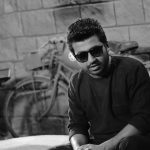 "තනිකමට තනිරකින ජීවිතය සරසන්න මේ අලුත් නෑකමට නමක් අරගෙන එන්න" -මල් සුවඳ- දුටුවාද මේ විසල් අහස් තලය? මොහොතක් පාසා අහසට එක්වන වලාවන්, ඉපිද කොහේදෝ ඈතකට පාව යයි. තවත් තවත් නැවුම් වලාවන් අහස් කුසට එක්වෙයි. ජීවිතය ද මෙවැනිම වූවක් බව පසක් වන්නේ එවිටය. මේ ජීවිතයට එක් එක් පරිච්ඡේදයන්හි නොයෙකුත් බැඳීම් ඔස්සේ එකතු වන නෑදෑකම් සහ හිතවත්කම් බොහෝමය. ඒ තුළින් ජීවිතයේ පසුවදනට පෙරගමන් සලසමින් ඒ බැඳීම් සියල්ලේම මතක කවි හදවතේ ගැබ්ව ඇත. ඒවායේ ඇති ආත්ම ප්‍රකාශනයන් එමටය. මේ සියල්ලට එහායින්, දකින ස්වප්නයක මෙන් වචනයෙන් කිව නොහැකි, දැනීම් පමණක්ම වන, නොපැහැදිලි හදවත් බන්ධනයන්ට නමක් දීමට හැකිද? හැකි නම් මේ අලුත් නෑකමට නමක් දී යන්න... හැඟීම් කියන්නෙම සියුම් වින්දනීය අංශු වල එකතුවක් වැනිය. ඇතැම් හැඟීම් අප්‍රකාශිතව කොහේ හෝ සැඟවී තියෙන තාක් එය අපූර්වය. ඇතැම් හැඟීම් නම් හැඟීම් පමණය. එතැනින් එහාට ඒවායේ වචන වල ගනුදෙනුවක් නැත. ඉතින්, මේ "අලුත් නෑකම" එහෙමත් නැත්නම් "මල් සුවඳ" ගීතය ද එවැන්නකි. වචන වලට සීමා කළ නොහැකි අමුතුම තාලයේ අමුර්තමය සුන්දරත්වයක් එහි ආලේප කර ඇත. එහි ජීවය මැවූ නිමැවුම්කරු හර්ෂණ දිසානයකයන් ය. හදවත් නිවීමේ අපූර්ව හැකියාවක් ඇති හඬක් ඔහුට හිමිය. එසේම ඔහුගේම සංගීත රටාවන්ට, දිස්නා සමරසිංහගේ අපූර්ව පද රචනය මුසු වී මෙම ගීතය තුළින් ආස්වාදාත්මක වින්දනයක් ලබා දීමට සමත් වී ඇත. "මල් සුවඳ තටු සලන මග දිගේ ඇවිදින්න පින්න පිරිමැද මැවෙන ඉරි රටා විඳගන්න මැකී වෙනතක ඇදුනු පා ලකුණු අහුලන්න හිරුට පෙම්බැඳ සරණ කාලයට සමුදෙන්න" මල් වියන් බැඳි මඟක ඉහිරුණු මල් සුවඳ මැද නුඹ සමඟ ඇවිදන් යන්නට, පින්න වැටී මැවෙනා සොඳුරුතම රටාවන් රිසි සේ විඳගන්නට තිබූ ඒ කාලයට දැන් හමාරය. ඒ මඟෙහිම වෙනතක ඇදුණු පා සලකුණු ඇහිදිමින්, හිරුට බැඳි පෙමත් සමඟින්, ගෙවුණු ඒ පරිච්ඡේදයට හදවතින් සමුදීමට සිදුව ඇත. මෙම ගීතය තුළ ස්වභාවික පරිසරයේ සංසිද්ධි එකට කැටි කර ගනිමින් පද රචනය සරසා තිබීම ඉතාමත් අගනේය. මෙහි එන "මල් සුවඳ තටු සලන" ගේය කොටස ගීයට නිර්මාණාත්මක සුන්දරත්වයක් එක් කරයි. "දුර පෙනෙන දුර ගමන ලඟින් ඇවිදන් යන්න පුරුදු අතැඟිලි තුඩක නුහුරු ලෙස දැවටෙන්න ඉකිබිඳින කඳුළු සිත සෙමෙන් ගෙන සිපගන්න පුංචි කවි පේළියක මදක් නැවතී ඉන්න" ඈත දුරකට යනෙන මේ දුර ගමන නුඹේ අසලින් ඇවිදන් යන්නට, පුරුදු නුඹේ අතැඟිලි අතර නුහුරු ලෙස දැවටෙන්නට, නුඹේ ඔය ඉකිබිඳින සිත පරිස්සමින් සිප වැළඳ ගන්නට, හැකි නම් පුංචි කවි පේළියක මදක් නැවතී යනවා ද? කවදත් හුරුපුරුදු නුඹ වෙනුවෙන් නුපුරුදු හැඟීම් ගොන්නක් හදවත තුළ රැඳී තිබේ. මෙය මිත්‍රත්වයත් ආදරයත් අතර දෝලනය වන හිතවත්කමක සොඳුරුතම සුන්දරත්වය මූර්තිමත් කරයි. "අතීතය අතවනන සිහිනයේ නැලැවෙන්න හැඩට රවුමට යසට සිනහවක් ගළපන්නට් තනිකමට තනිරකින ජීවිතය සරසන්න මේ අලුත් නෑකමට නමක් අරගෙන එන්න" හරි හැටි වචන කර ගත නොහැකිව ඇතත් හදවතේ නුඹ නමින් ඇති ඒ හැඟීමට මම තවමත් වචන අහුලමින් සිටිමි. ගෙවුණු අතීතේ සේයා රූ මැවෙන සිනා කැල්මන් රැඳි හීනයක සැනසෙමින් නැළවෙන්නට, නුඹ එක්ක ගෙවු මතක විඳගන්නට, හැඩට හරි ලස්සනට සිනාවන් ගළපන්නට, මගේ මේ තනිකමට තනි රකින ජීවිතය සෙනෙහසේ දෑතින් සරසන්න, නුඹ ගෙනා මේ අලුත් නෑකමට හැකි නම් නමක් අරගෙන එනවාද? මා දන්නේ මෙපමණකි. අදටත් නමක් සොයාගත නොහැකි වූ මගේ ජීවිතේ පිවිතුරුම හිතවත්කම නුඹ ය. බැඳීම් අතර අතරමං නොවී එහි පිවිතුරු බව වටහා ගන්නට උත්සාහ කරන හදවත් වලට මේ "අලුත් නෑකම" ගීතය හුරුපුරුදු ස්වර ආමන්ත්‍රණයක් වන බව නිසැකය. හදවත් සහ හැඟීම් යනු කෙතරම් නම් පරිස්සමින් ගනුදෙනු කළ යුතු ඉතා සියුම් දේවල් ද යන වග මේ තුළින් පසක් වේ. පද රචනයත්, සංගීතයත් සහ නිවුණු හඬ රටාවන් ද එක්කාසු වී නිමැවුණු මෙම ගීතයේ ඇති ආස්වාදාත්මක වින්දනය සහ නිවීම තුළ හදවතේ කැකෑරෙන ඒ සියුම් සිතුවිලි අංශු මාත්‍රයන් ඉතාමත් දයාබරිතව සෙනෙහසින් පිරිමදියි. -නවෝද්‍යා ධනංජනී-
