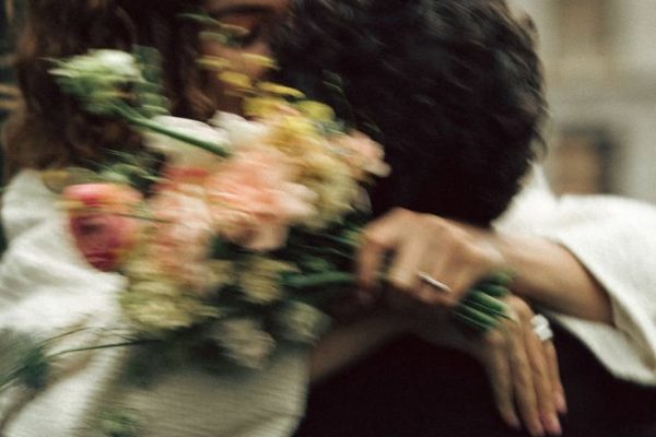 “ප්රේමයට කවි ලියා කුමටද” සෙනෙහසේ දොර වැසේ නම්…! "ප්රේමයට කවි ලියා කුමටද" සෙනෙහසේ දොර වැසේ නම්...! ප්රේමයේ වසන්තයත් විරහවේ ගිම්හානයත් ස්වසන්තානයේ රඳවා ගෙන, මහා සාගරය සේ ගැඹුරක් දරන ජීවිත කතා කොතෙක් නම් මේ මහ පොළොව මත ඇත්ද? ඉන් ඇතැම් ඒවා ප්රේමයේ සුවයත් ඇතැම් ඒවා විරහවේ සුසුමත් එක ලෙස විඳින්නට සලස්වයි. එහි ඇති සෞන්දර්යය සොයා ගත්තවුන් පමණක් ඒ තුළ ඇති ගැඹුරු බව වටහා ගනියි. ගීතය සහ ප්රේමය අතර ඇති සංකලනයන් වර්තමානය සේම මතුවටත් අපූර්ව නිර්මාණ බිහි කිරීමට හේතු සාධක වනු ඇත. ඉතින්, එවන් වූ සෙනෙහසක් රැඳි ස්වර දැහැනකින් නිම වුණු, "ප්රේමයට කවි ලියා කුමටද?" ගීතය ජීවිතයට ප්රේමය නමින් එකතු වන අත්දැකීම් වලට ගැඹුරු සිරියාවක් එක් කරයි. මෙම ගීතය ප්රභාෂා නෙත්මිගේ සුමියුරු හඬින්, සමිද්ධ ආර්යසිංහගේ අර්ථාන්විත සහ සුගැඹුරු පද රචනයෙන් සහ දර්ශන වික්රමතුංගයන්ගේ සංගීතයෙන් නිර්මාණය වූවකි. ප්රේමයට කවි ලියා කුමටද සෙනෙහසේ දොර වැසේ නම් රෑට අහසේ තාරුකා ඇයි අපේ ඇස් මඟහැරේ නම් ප්රේමය උදෙසා සෙනෙහසින් ගෙත්තම් කළ කවි බොහෝමය. ජීවිතේ චාරිකාව අතරතුර හදවත විවර කළ ස්නේහයේ දොරටු වැසේ නම් තවත් ප්රේමය උදෙසා කවි ලිවීමේ ඵලය කුමක්ද? ප්රේමයේ ආලෝකයෙන් දිලිසුණු අපේ දෑස් එකිනෙකාට මඟ හැරී ඇත්නම් මේ මැදියම් රැය පුරා නිවෙන දැල්වෙන තාරුකා එළි කුමට ද? මේ වචන සියල්ලගේම ගැබ් ව ඇත්තේ වේදනාත්මක සෞන්දර්යයකි. හිත රිදී නොරිදී යන ආකාරයෙන් වචන ගළපා තිබීම අපූර්වය. දෙතොලෙ නාදළු පැහැය කුමටද වතට සිනහව නොදේ නම් ළමැද ගෝමර පිපෙන්නේ ඇයි ගතින් දෙතැනක සිටී නම් මුවට සිනහව නොදේ නම් ඒ දොතොල් රත් පැහැ දිස්නෙ තිබී කුමටද? හදවතට ළං වී හිඳිනු බැරි නම් ඇයි ද මෙතරම් සුන්දර දේවල් මැවූයේ. විඳින්නට නොහැකි නම් ඇයි ද මේ හැඟීම් මෙතරම් සුන්දර? ගතින් දෙතැනක සිටින්නට නම් නුඹේ ළමැදේ ගෝමර පිපෙන්නේ ඇයි ද? කිසිදිනෙක ඔවුනොවුනට විඳින්නට නොහැකි ඒ සුන්දරම මොහොතවල් එකිනෙකින් ගළපා හදවතින් ප්රශ්න කරන්නේ විරහව තුළ ඇති ශාන්ත සුන්දරත්වයත් ගැඹුරු වේදනාවත් එකට මුසු කරමිනි. වෙලේ නියරේ ඇලේ ඉවුරේ කෙළිදෙලෙන් උමතුව එදා ඉන්නකම් සෙනෙහස සෙවූ අපි කවියන්ට හමු නොවේවා නුඹ එක්ක ගෙවුණු හෝරාවන් පුරා වෙලේ නියරේ ඇලේ ඉවුරේ කෙළිදෙලෙන් උමතුවෙන් මෙන් එදා සෙනෙහස සෙවූ අපි, අමතකව ගිය සිහිනයක් වැනිය. අපේ ප්රේමයත්, අපිවත් කිසිදාක කවියන්ට නම් හමු නොවිය යුතුය. එසේ කියන්නේ, අප සියොලඟම ප්රේමය නමින් සඟවා ගත් සියලු සිතුවිලි සහ මොහොතවල් ගැඹුරු කවියක් වන බව නිසැකයෙන් දන්නා නිසාවෙනි. අයිතියක් නැති සෙනෙහසක සෞන්දර්යය සොයා යන්නට සහ ප්රේමය නමින් හදවතේ ගෙත්තම් වන සිතුවිලි අතරේ හද පාරනා කාරණාවන් ද ඇති නමුත් ජීවිතයට මුසුවන ඒ දුක් දොම්නස් දෙස උපේක්ෂාවෙන් බලන්නට මෙම ගීතය සහෘද සැමට ඉඩ හසර සදා දී ඇත. ගීතයේ හඬ, වචන සහ සංගීත රටාවන් සියල්ල හදවතේ සියුම් තැන් ස්පර්ශ කරමින් ආස්වාදයක් ලබා දෙන අතරම මෙවන් නිවුණු සෞම්ය ගණයේ ගීතයන් ඉදිරියටත් ප්රේමය නමින් ලියැවීම සහ නිමැවීම සිදු විය යුත්තක් බව කිව යුතුය. ඉතින්, මෙය අයිතියක් කියනු නොහැකි වූ නමුත් අසීමිත ප්රේමයක් සිතෙහි දරා ගෙන කවියක් වී ගිය ප්රේමයන්ට ගී මල් කළඹක් වේවා! -නවෝද්යා ධනංජනී-
